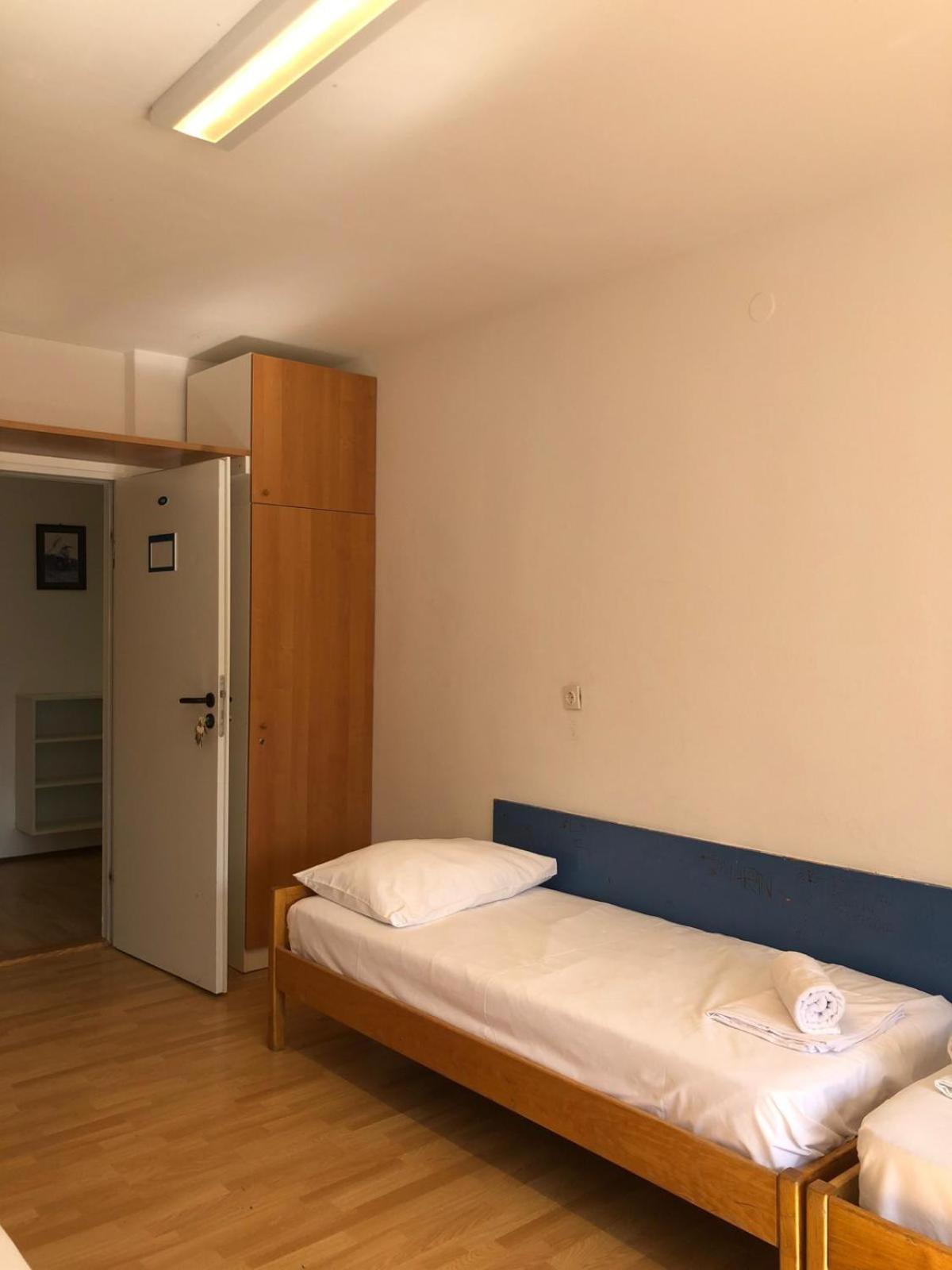 Budget Twin Room - Photo 7