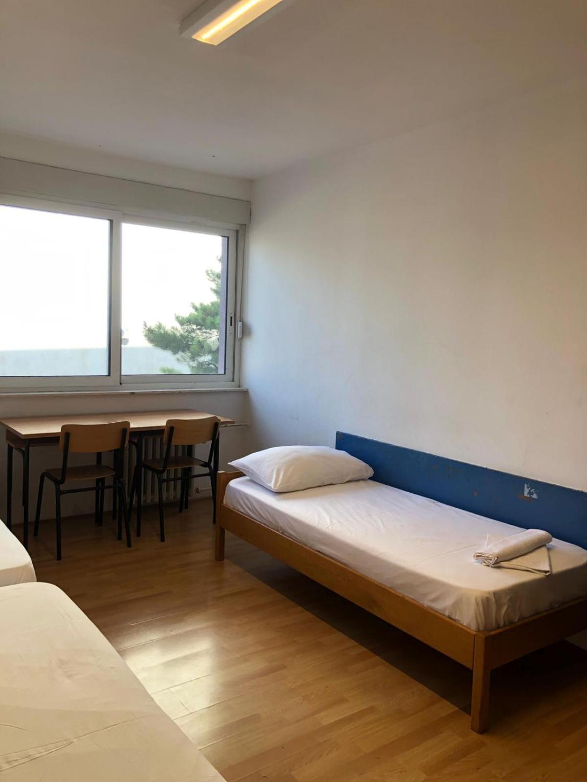 Budget Twin Room - Photo 9