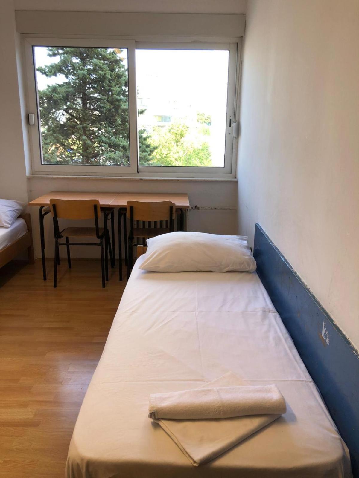 Budget Twin Room - Photo 10