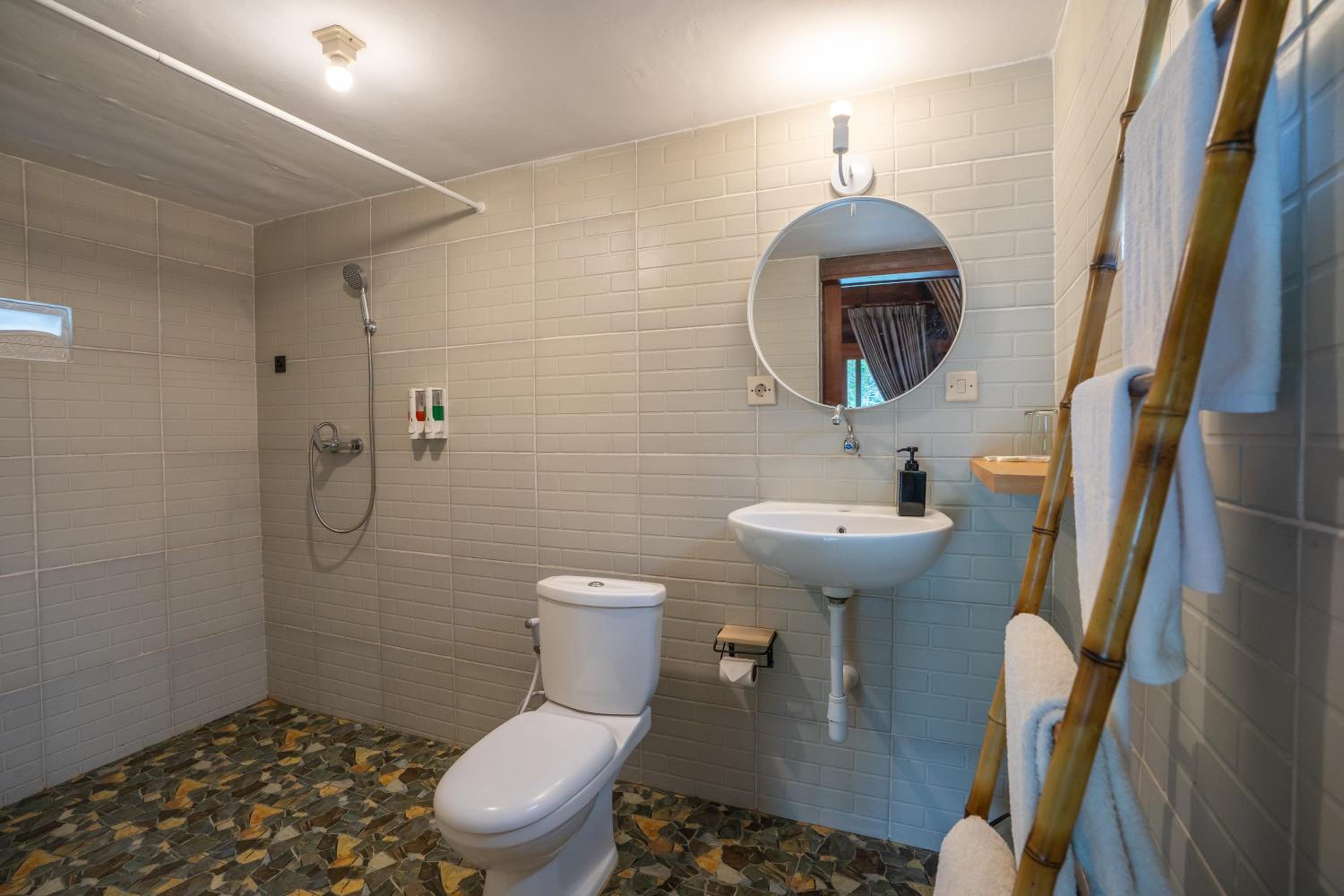 Deluxe King Room - Photo 8