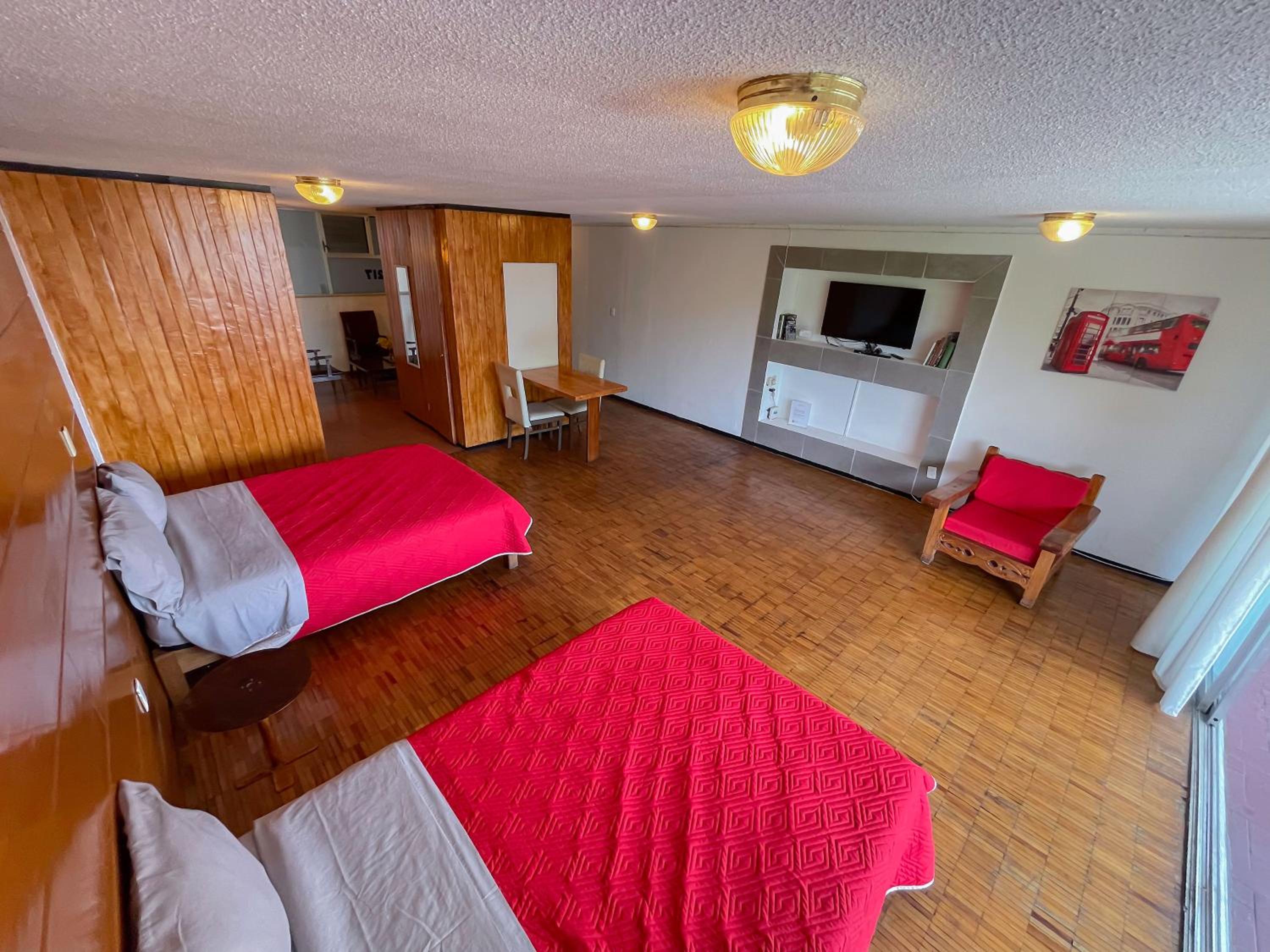 Apartment with Balcony - Photo 5