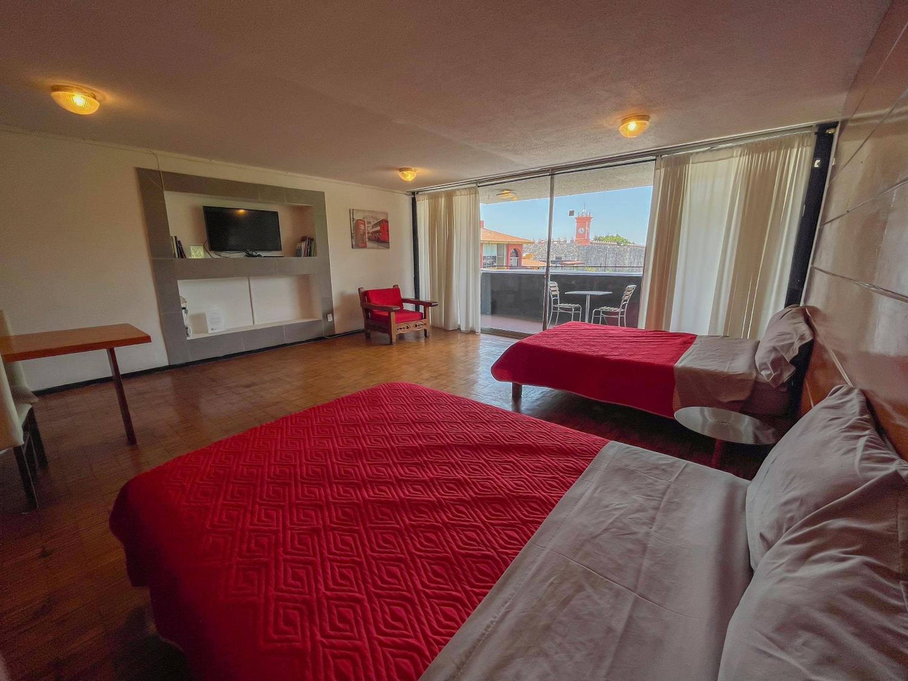Apartment with Balcony - Photo 4