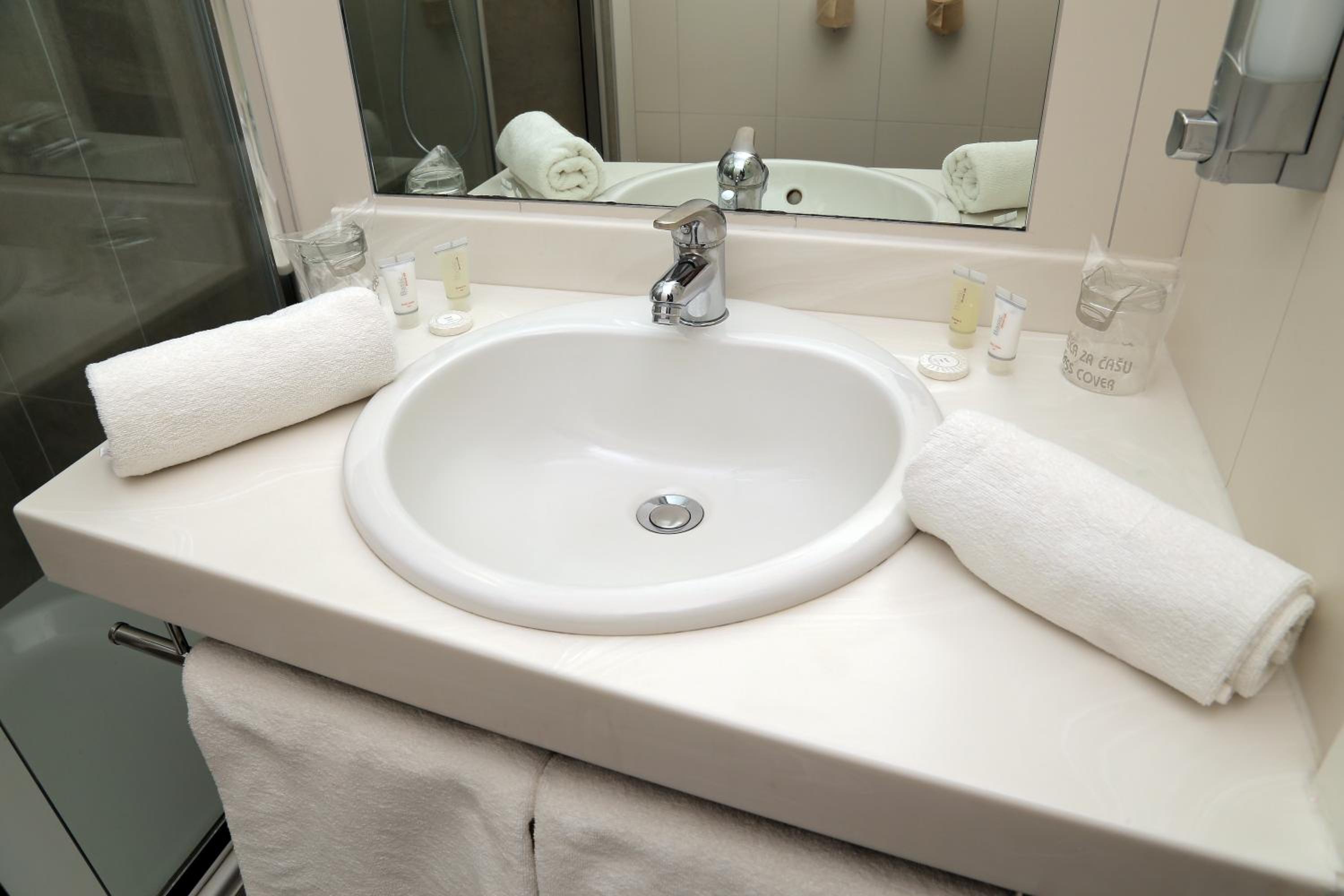 Double or Twin Room - Photo 4