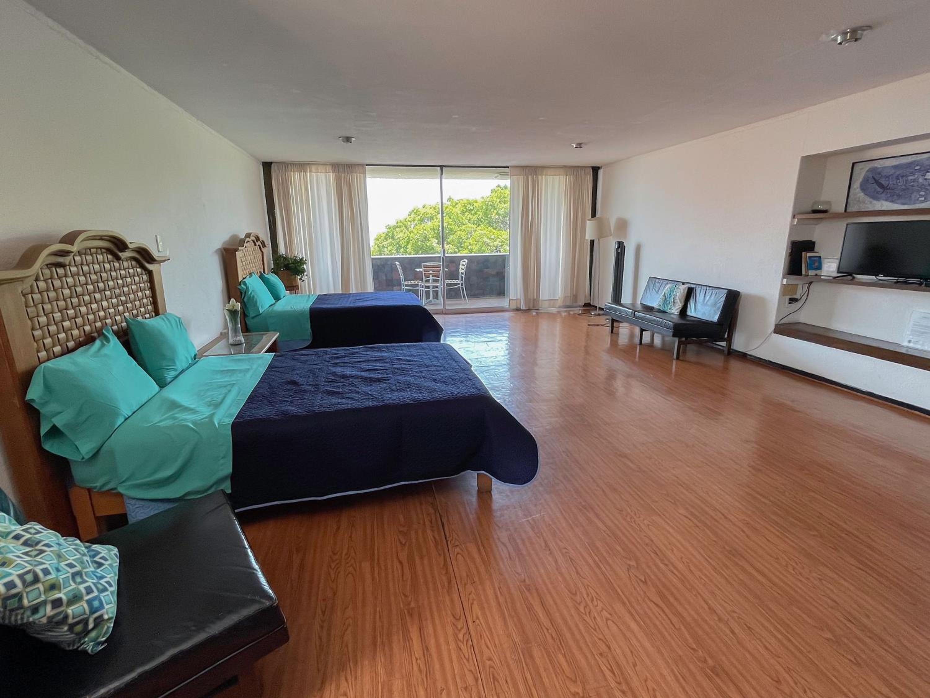 Twin Room with Balcony - Photo 7