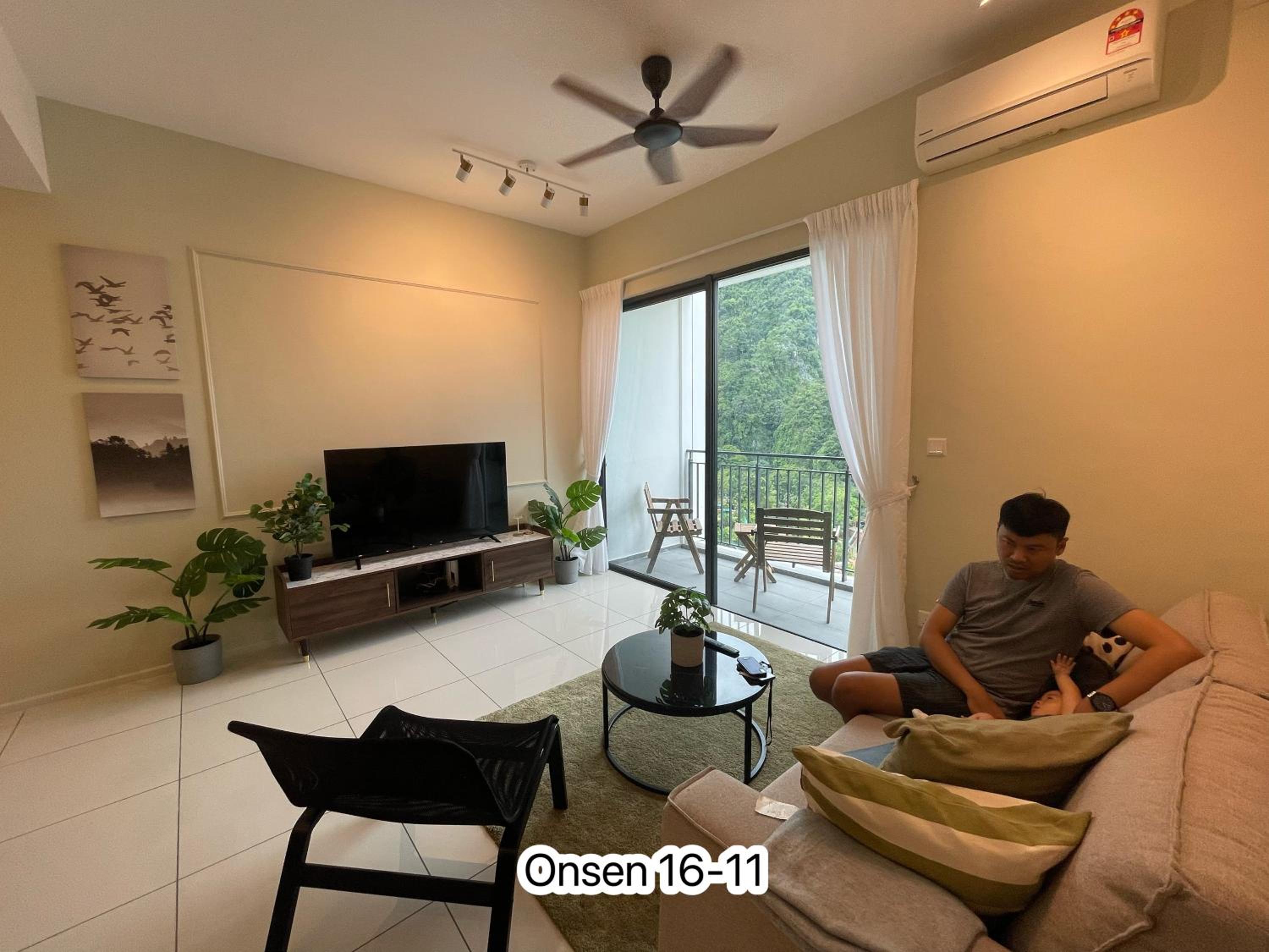 Apartment with Balcony - Photo 6