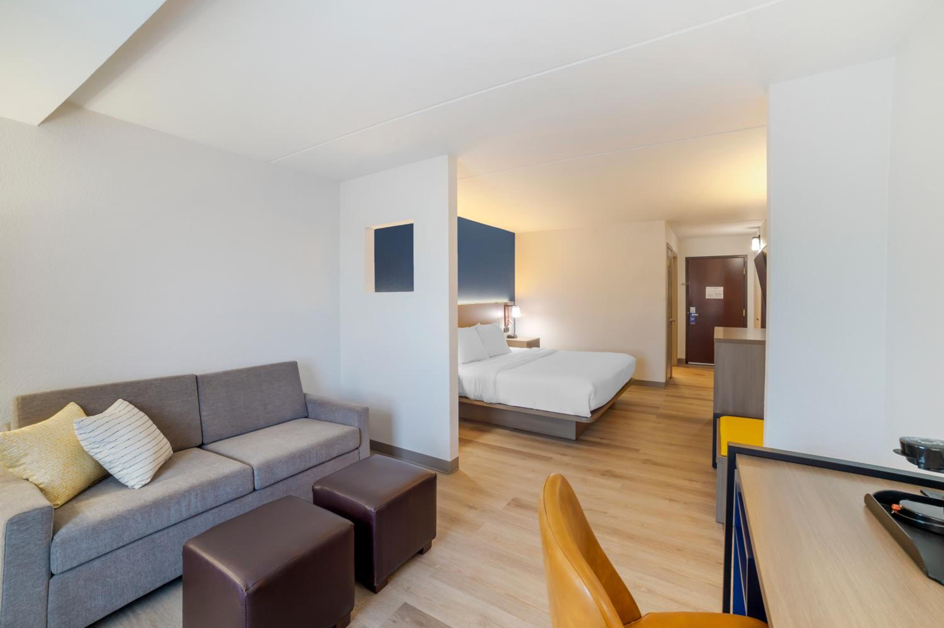 King Suite - Non-Smoking - Photo 2