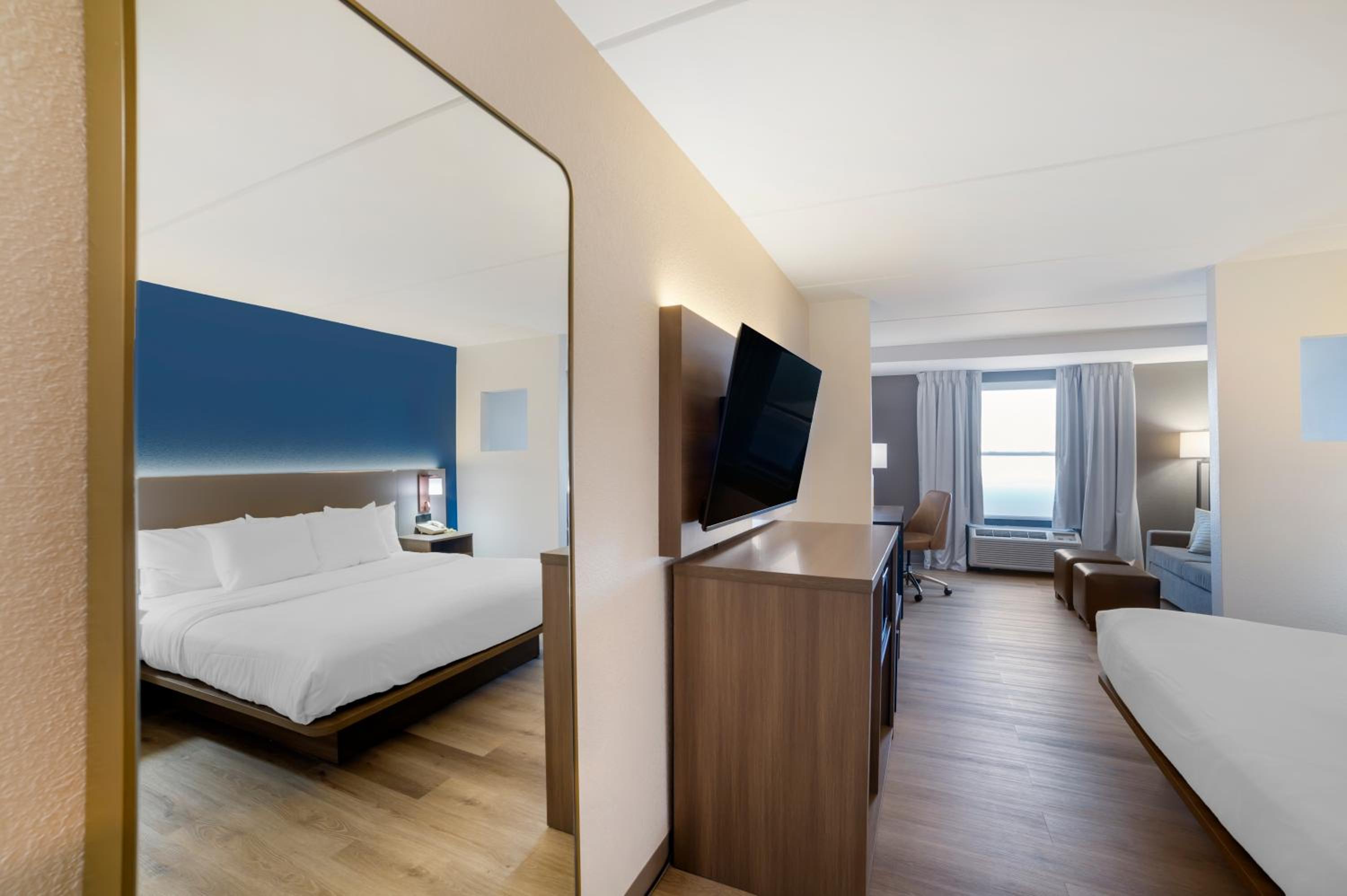 King Suite - Non-Smoking - Photo 3