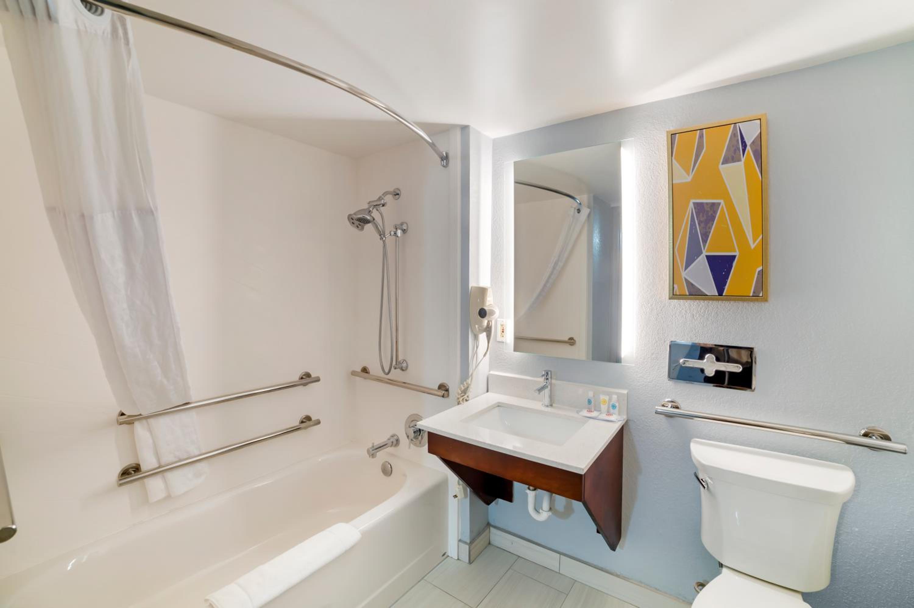 Double Room with Two Double Beds - Accessible/Non-Smoking - Photo 2