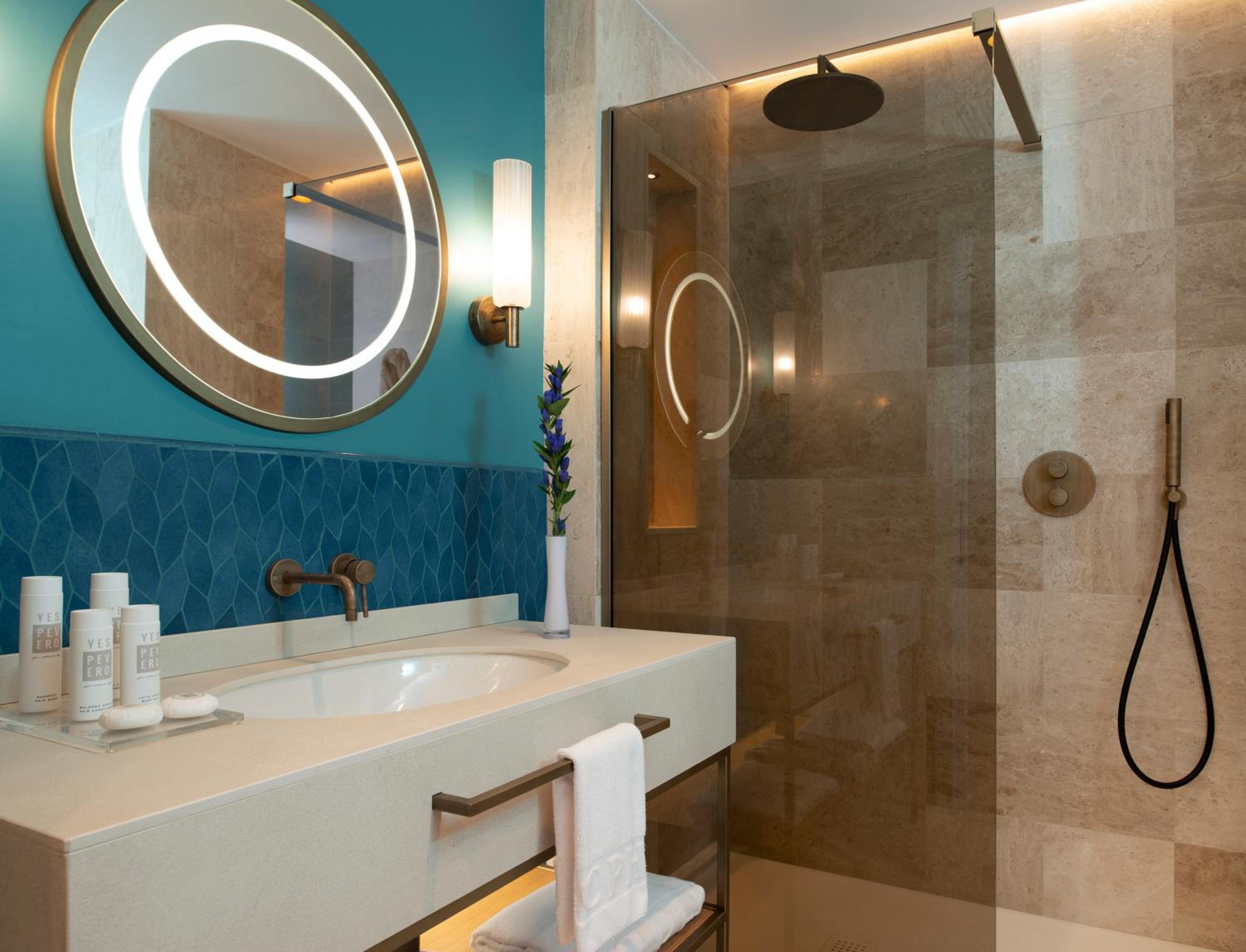 Premium Deluxe Double or Twin Room - Photo 4