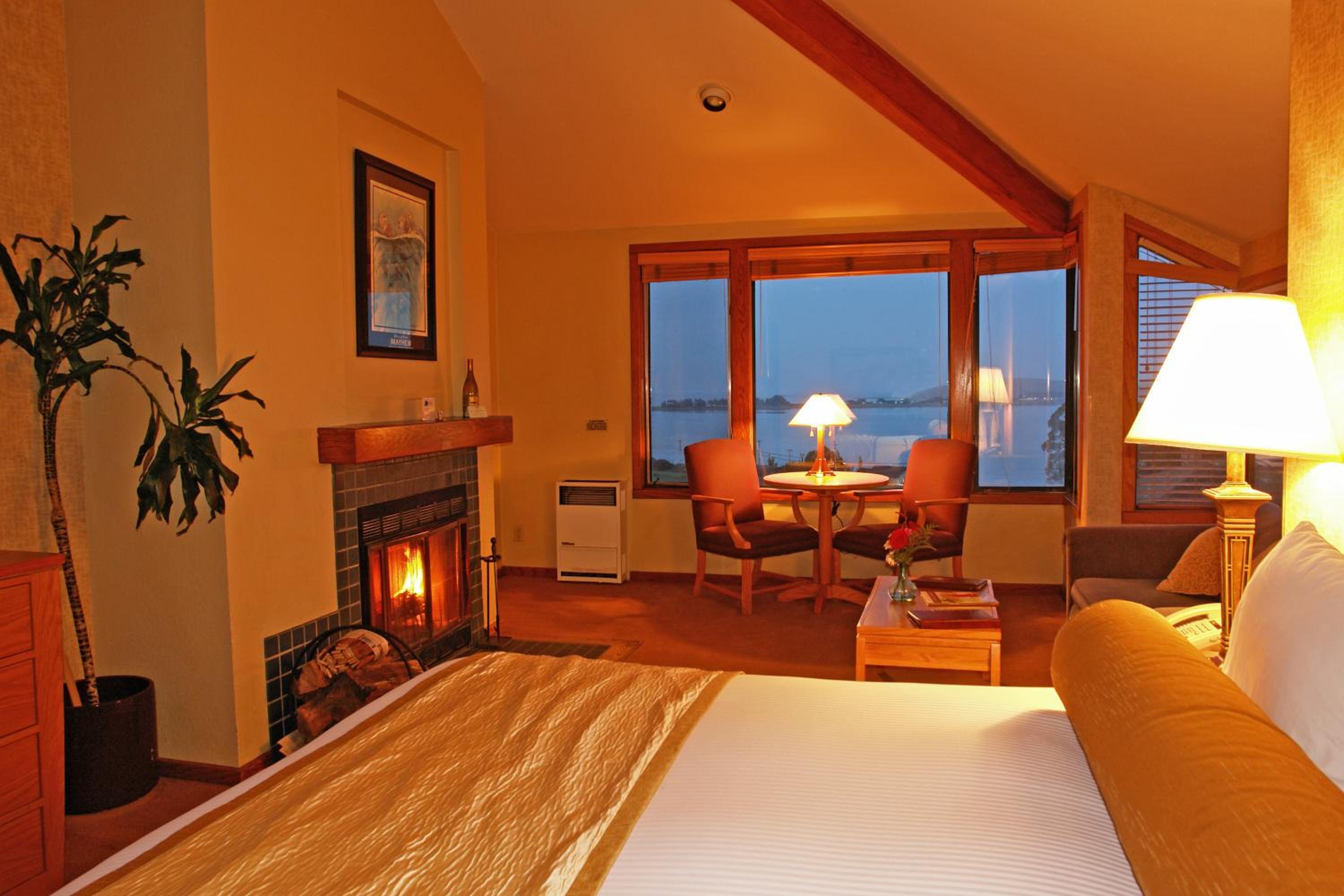 Deluxe King Room with Fireplace photo 3