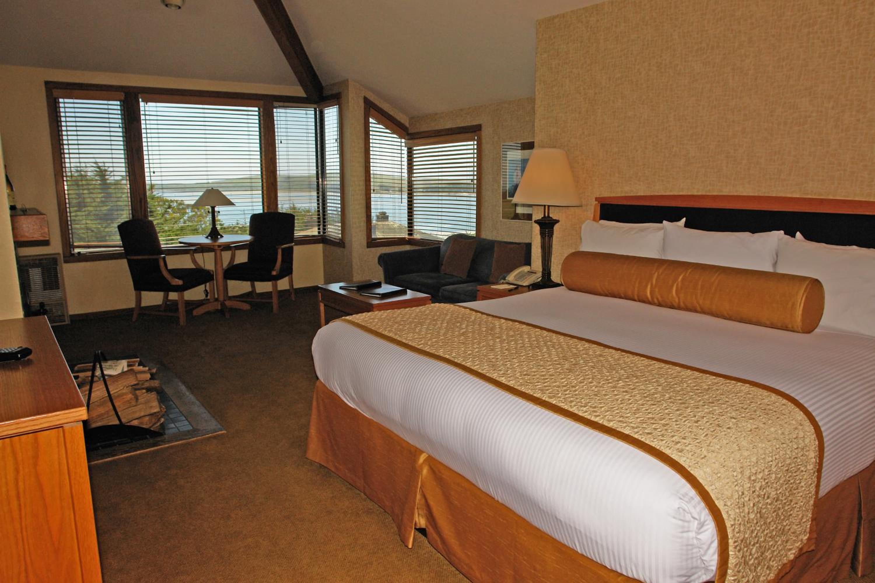 Deluxe King Room with Fireplace photo 1