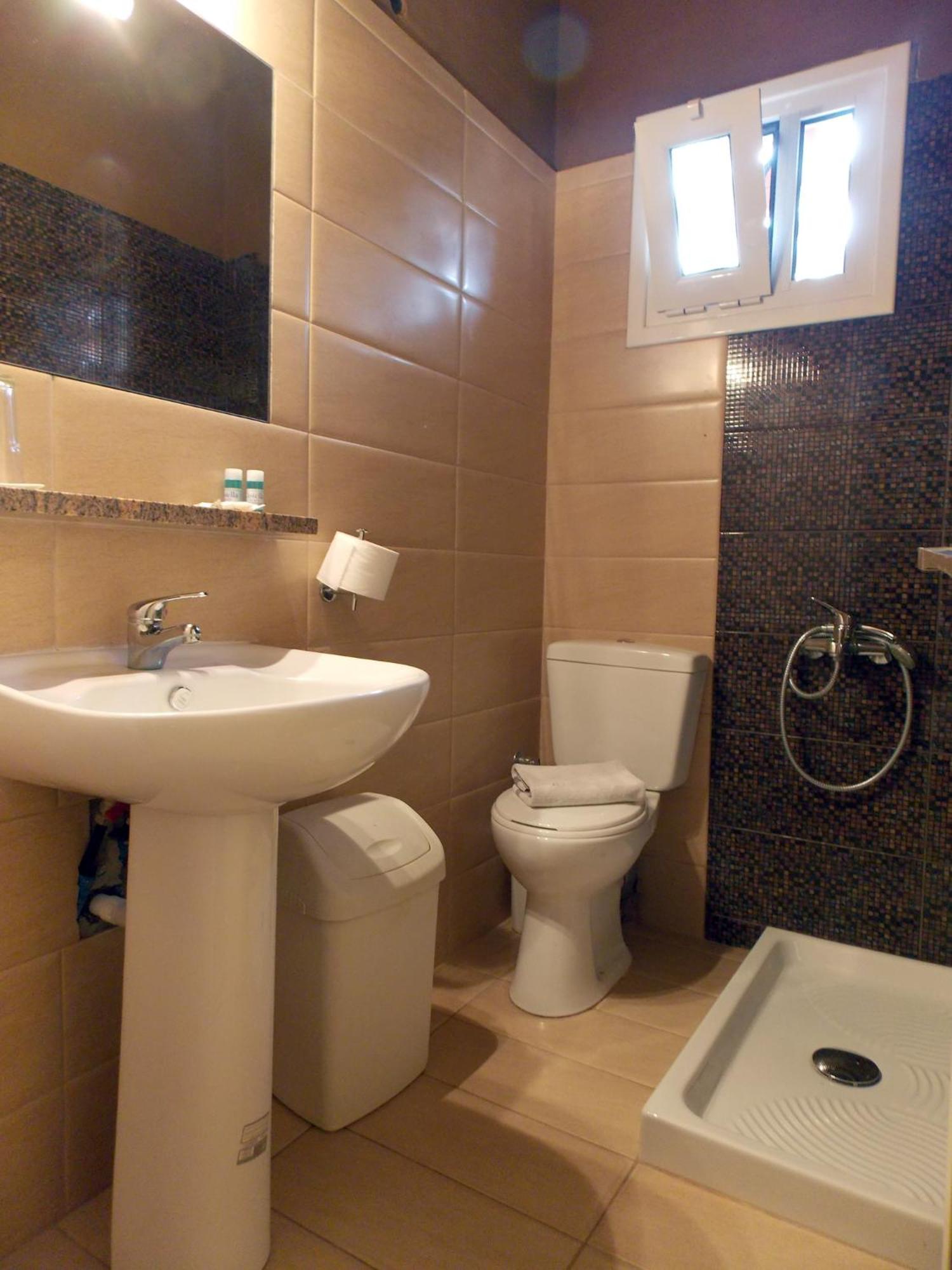 Twin or Double Room - Photo 9