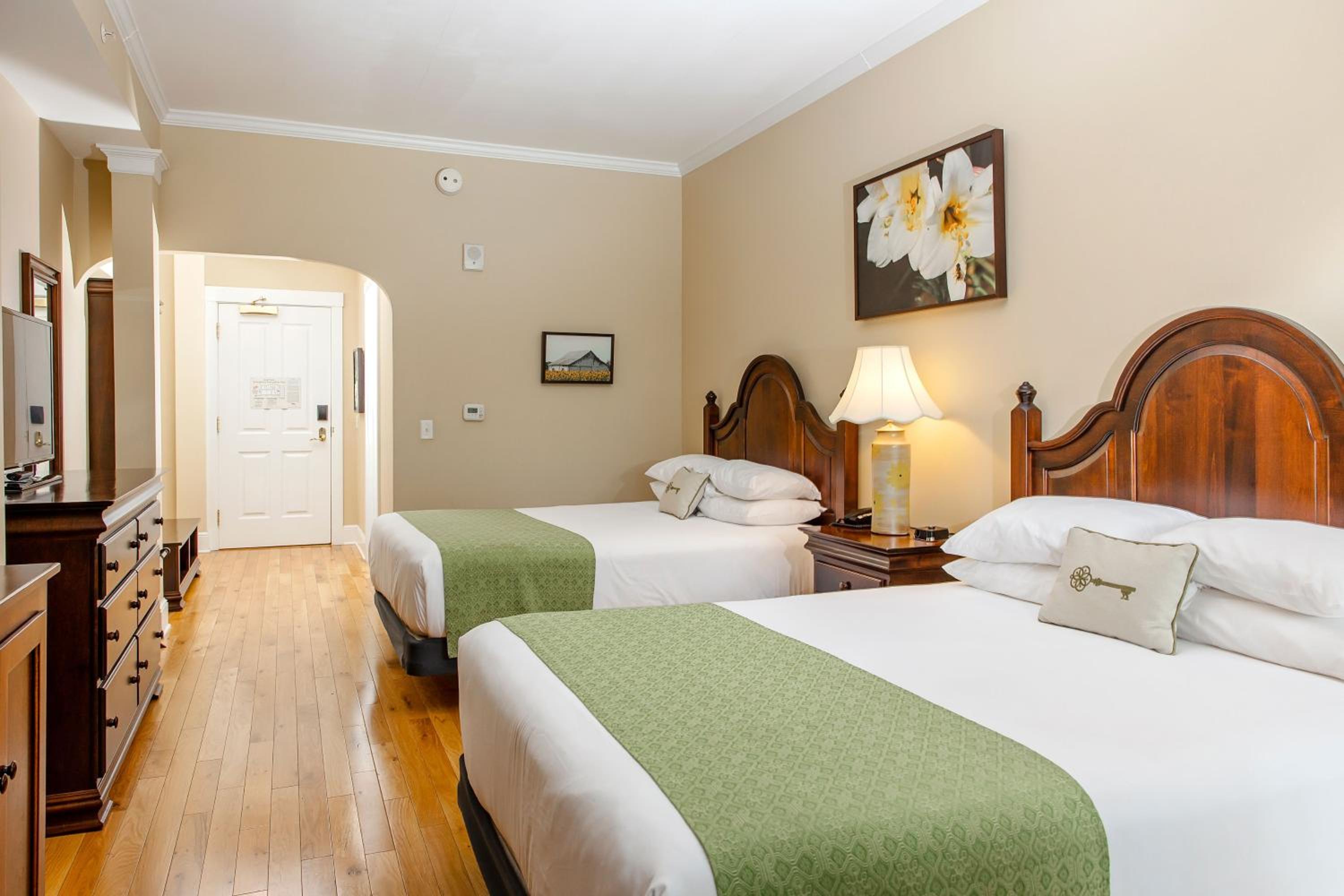 Deluxe Queen Room with Two Queen Beds photo 3