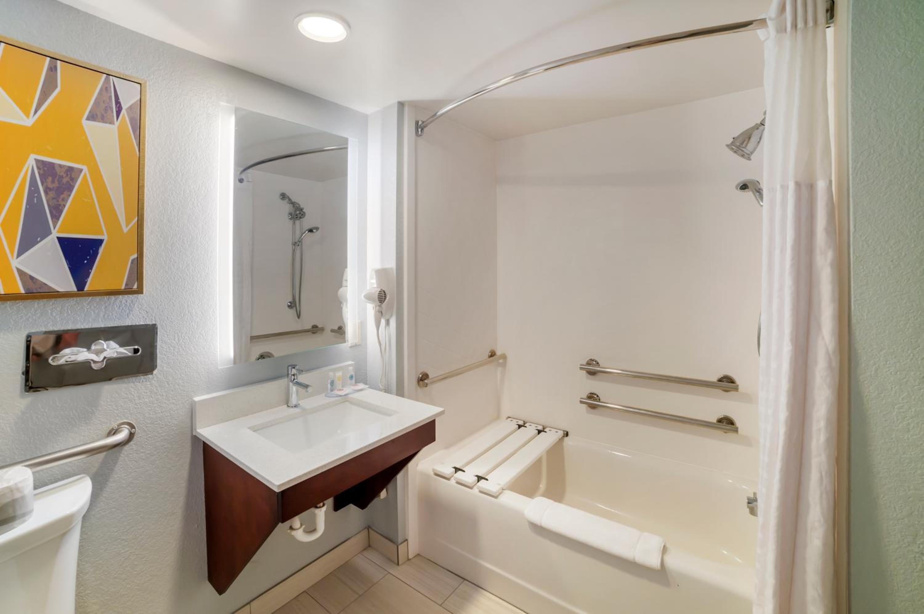 King Room with tub - Accessible/Non-Smoking - Photo 5