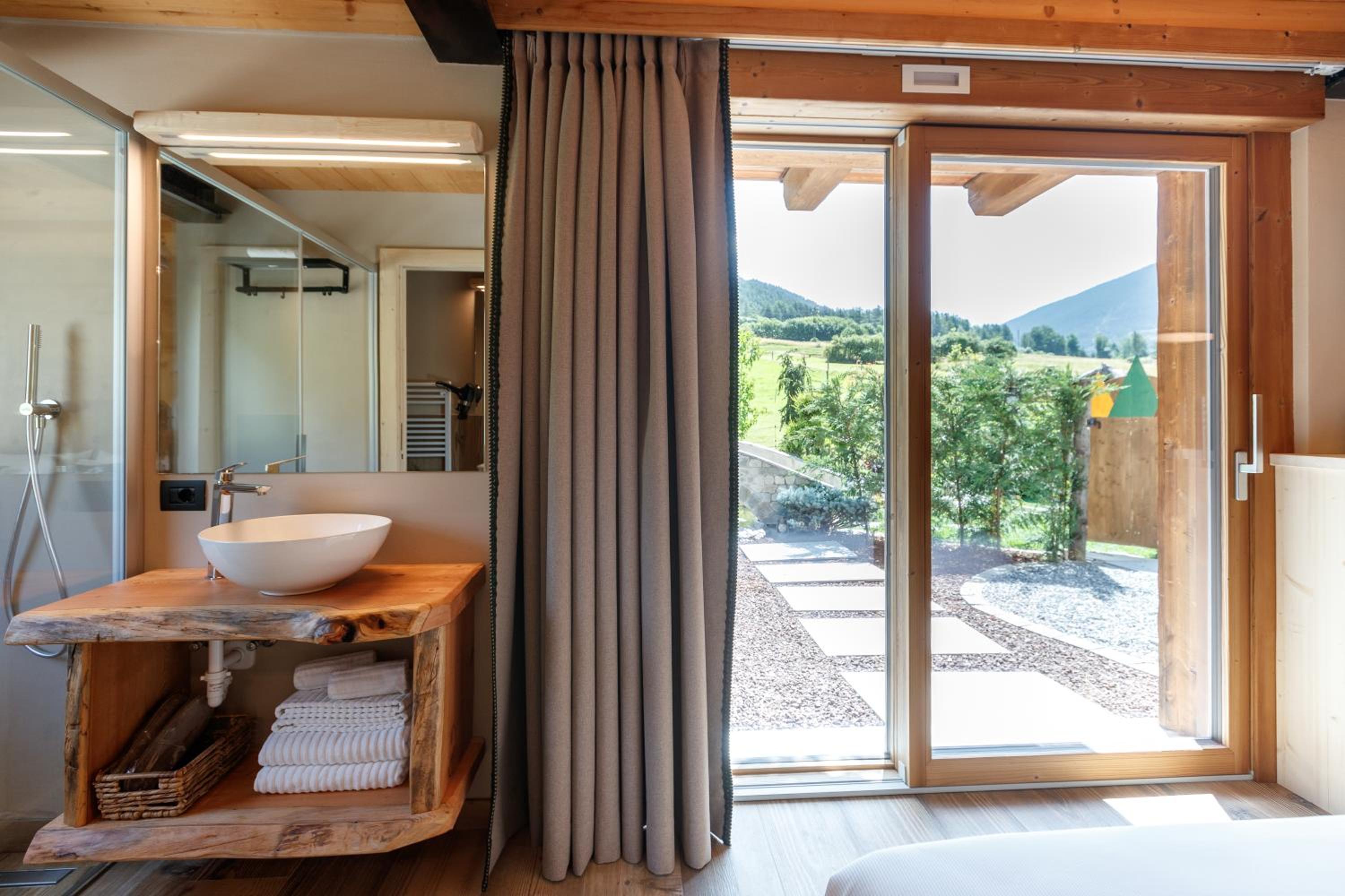 Queen Room with Garden View - Photo 15
