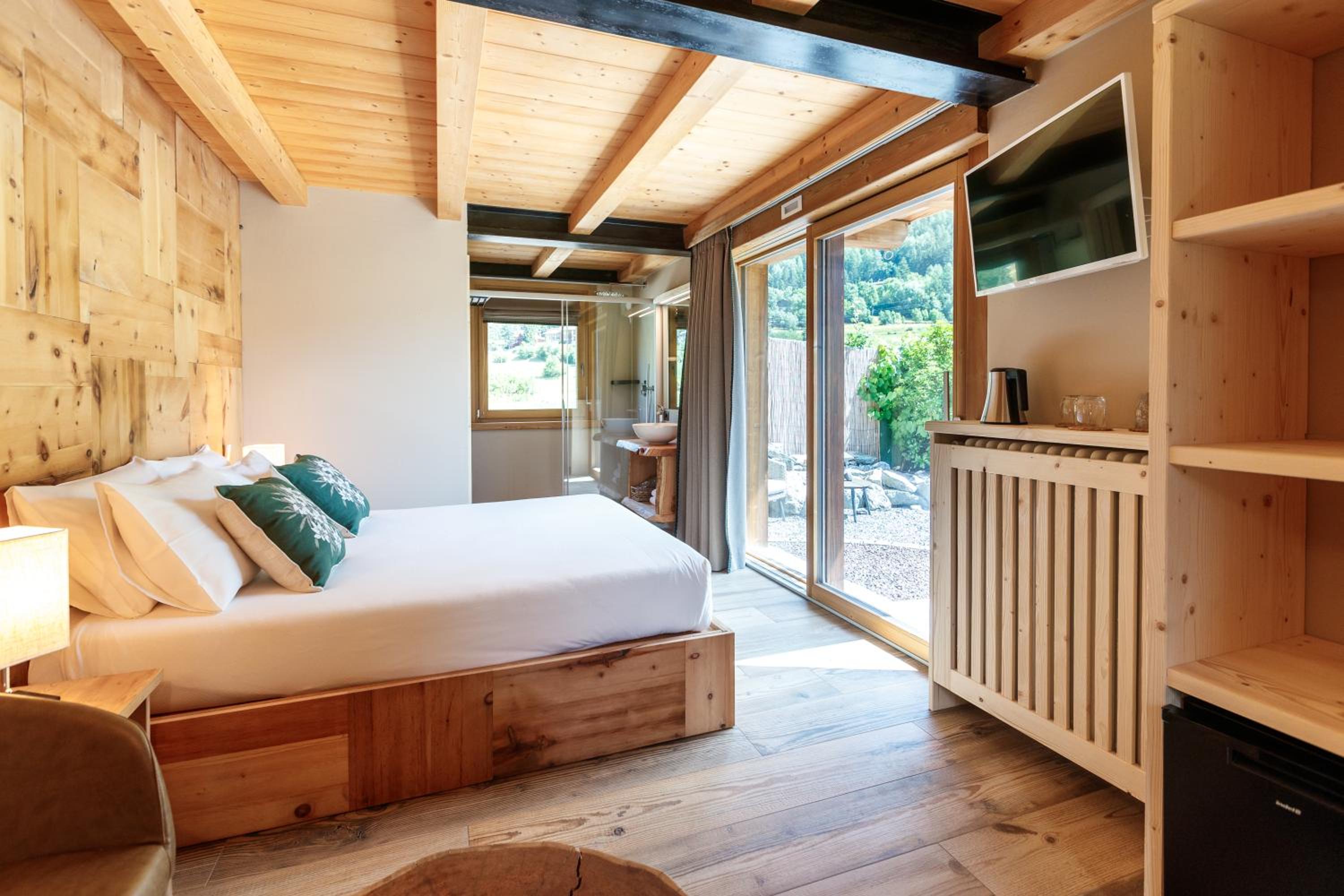 Queen Room with Garden View - Photo 13