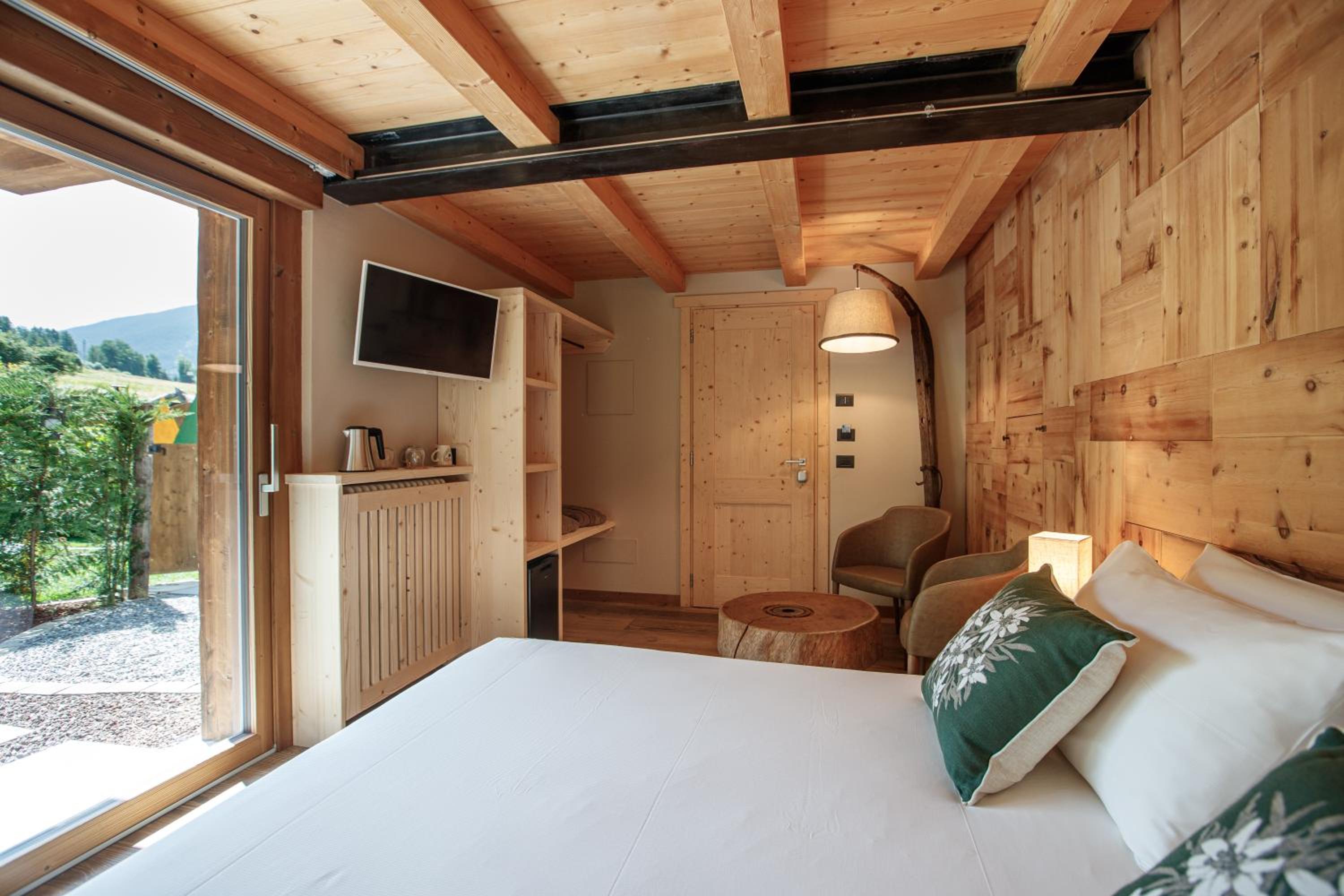 Queen Room with Garden View - Photo 14