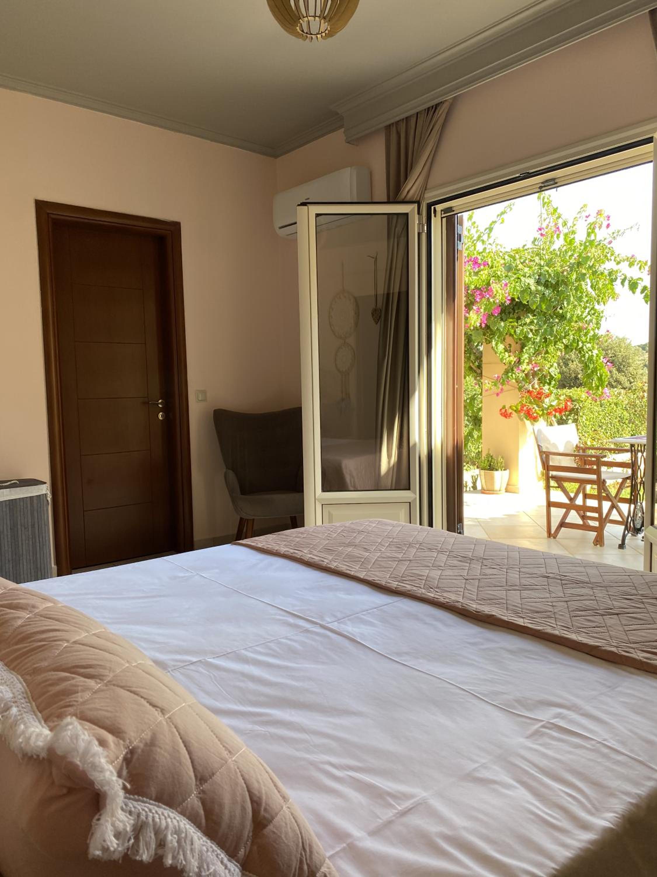 One-Bedroom House photo 1