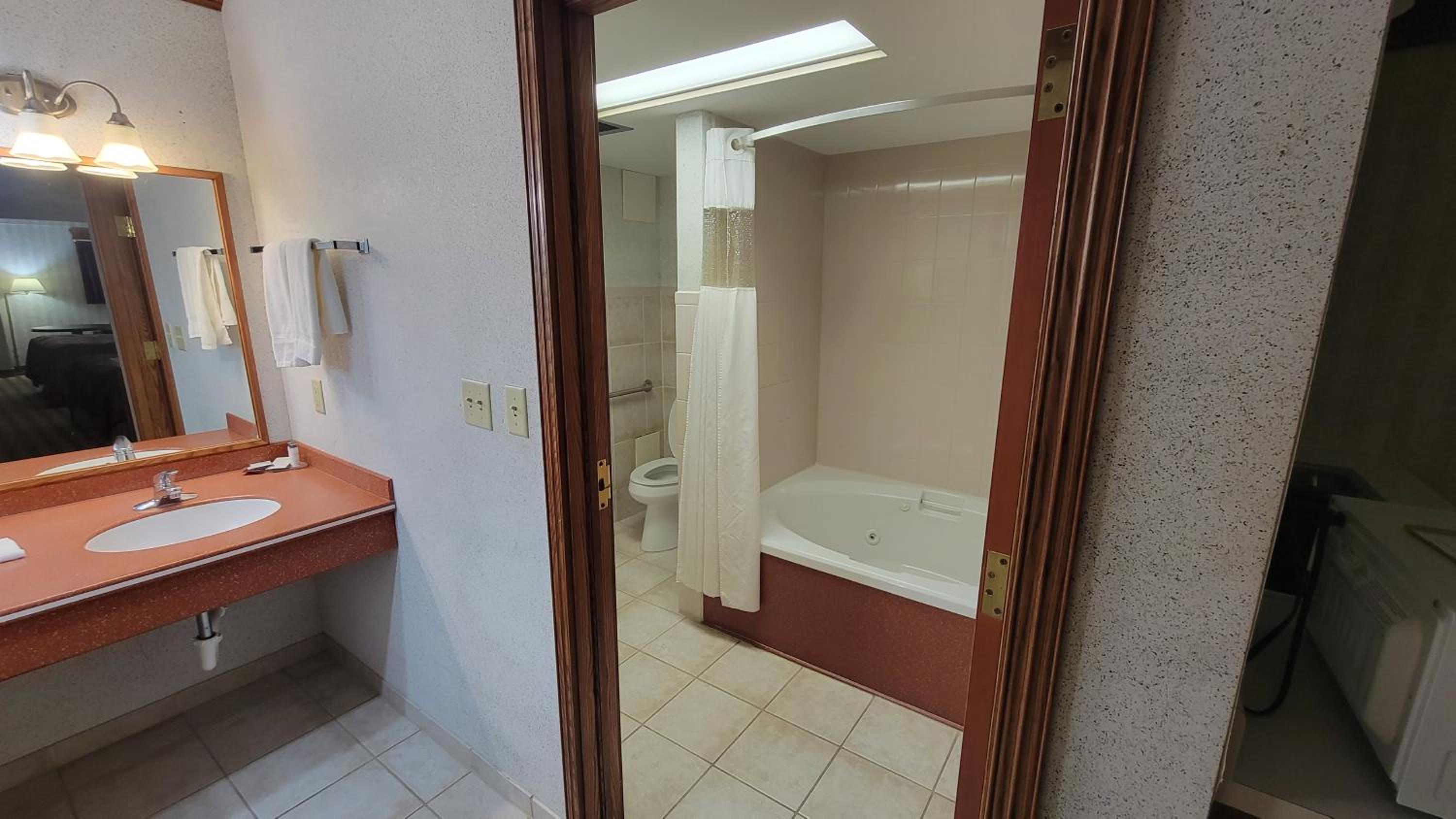 Deluxe Queen Room with Two Queen Beds - Non-Smoking - Photo 2