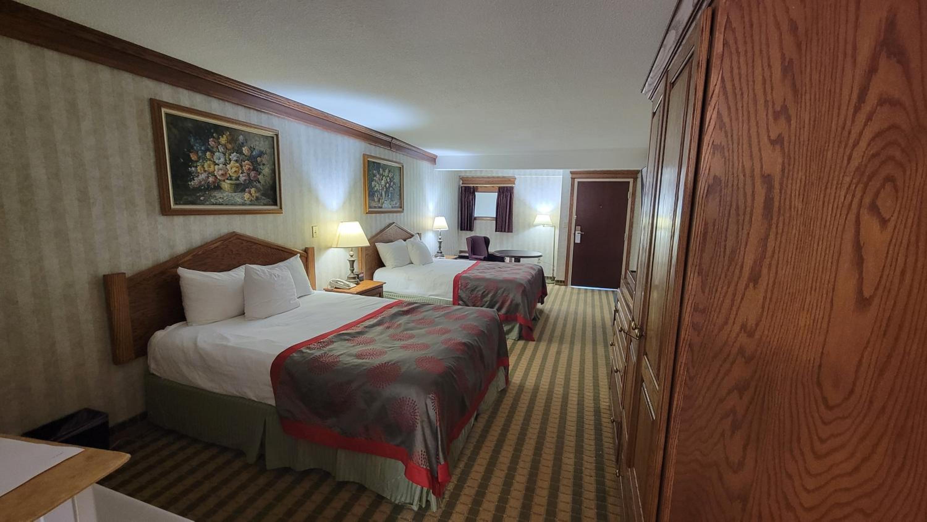 Deluxe Queen Room with Two Queen Beds - Non-Smoking - Photo 4