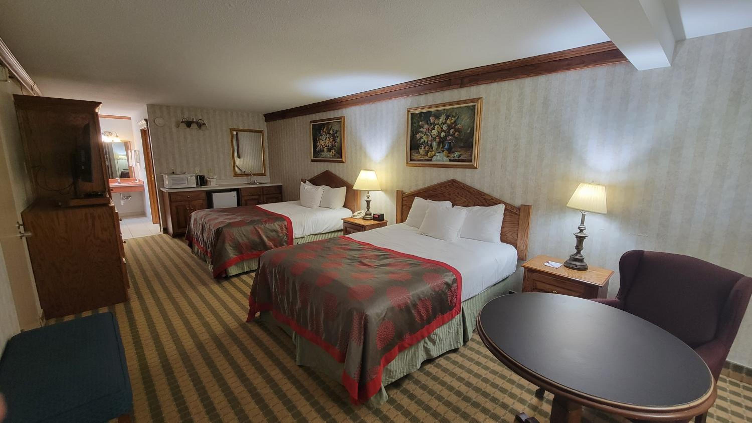 Deluxe Queen Room with Two Queen Beds - Non-Smoking - Photo 3