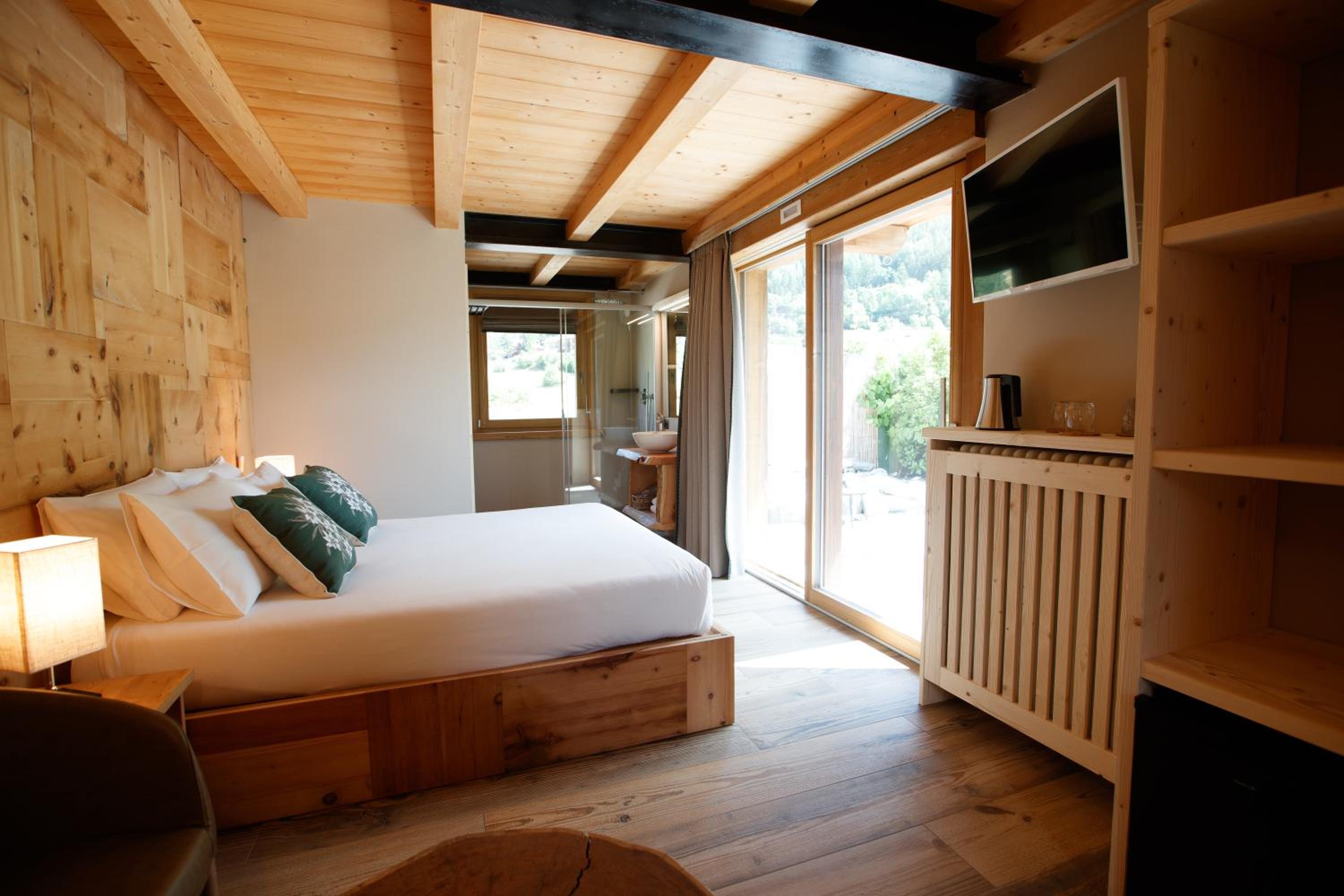 Queen Room with Garden View - Photo 2