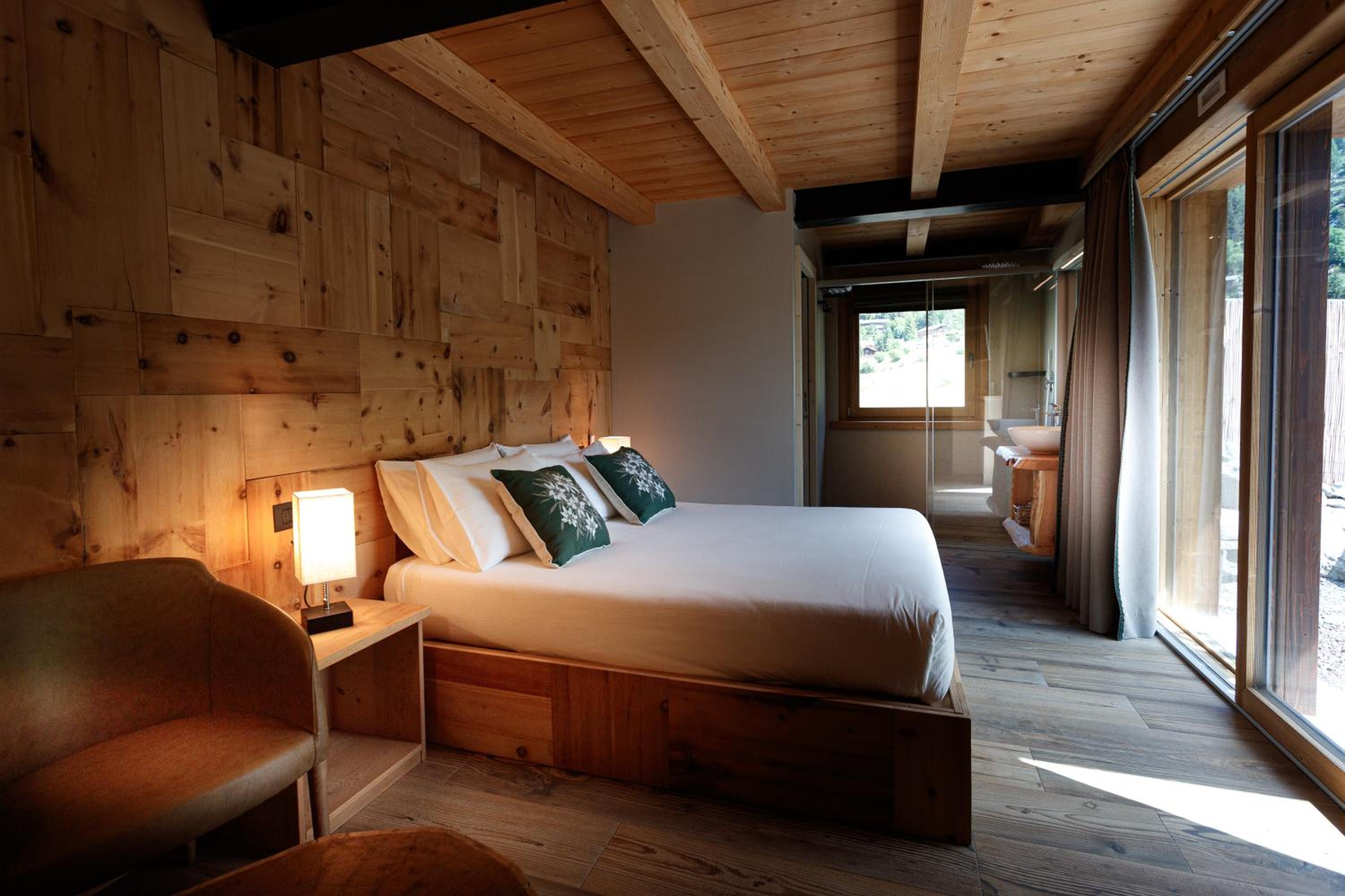 Queen Room with Garden View - Photo 3