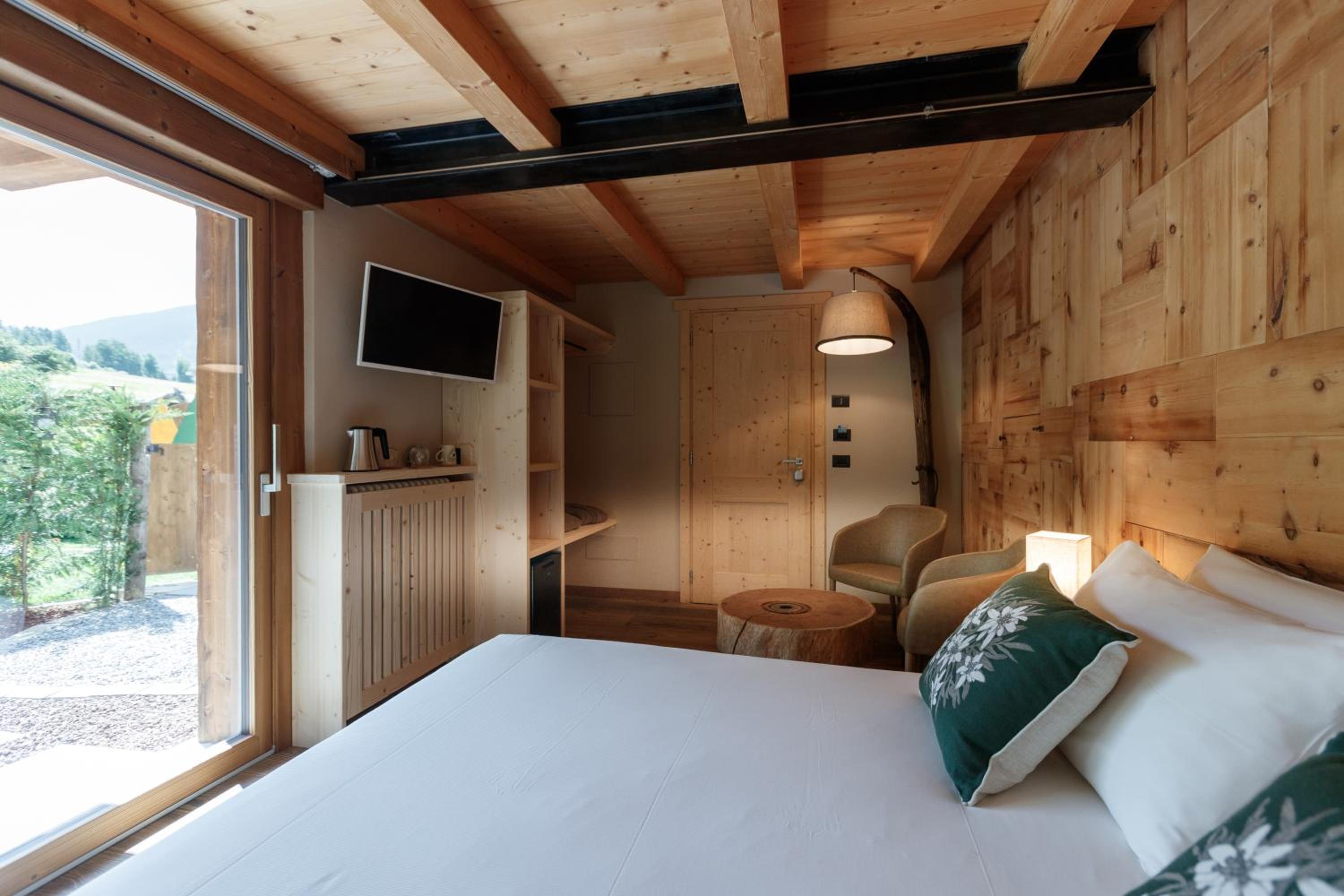 Queen Room with Garden View - Photo 4