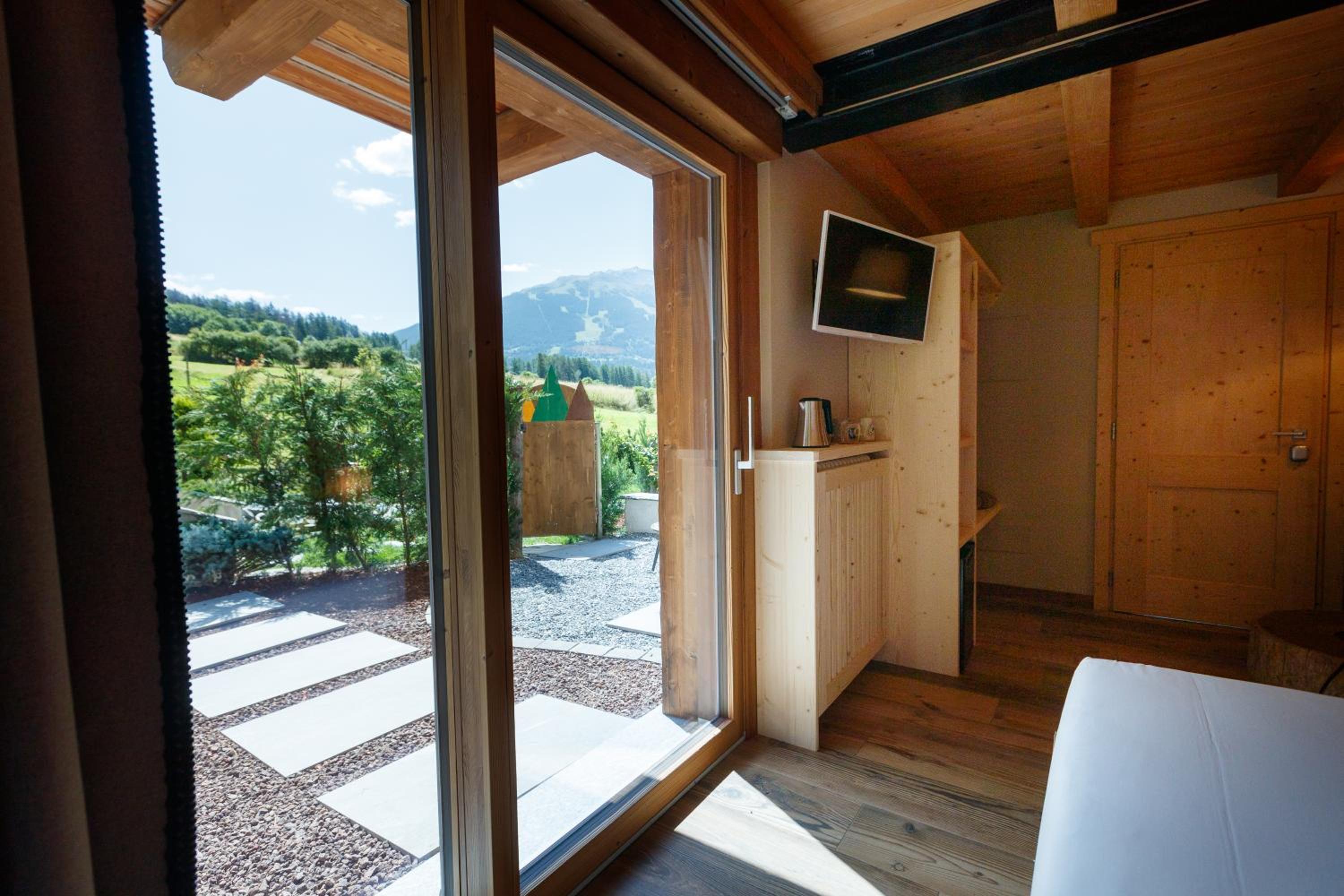 Queen Room with Garden View - Photo 17