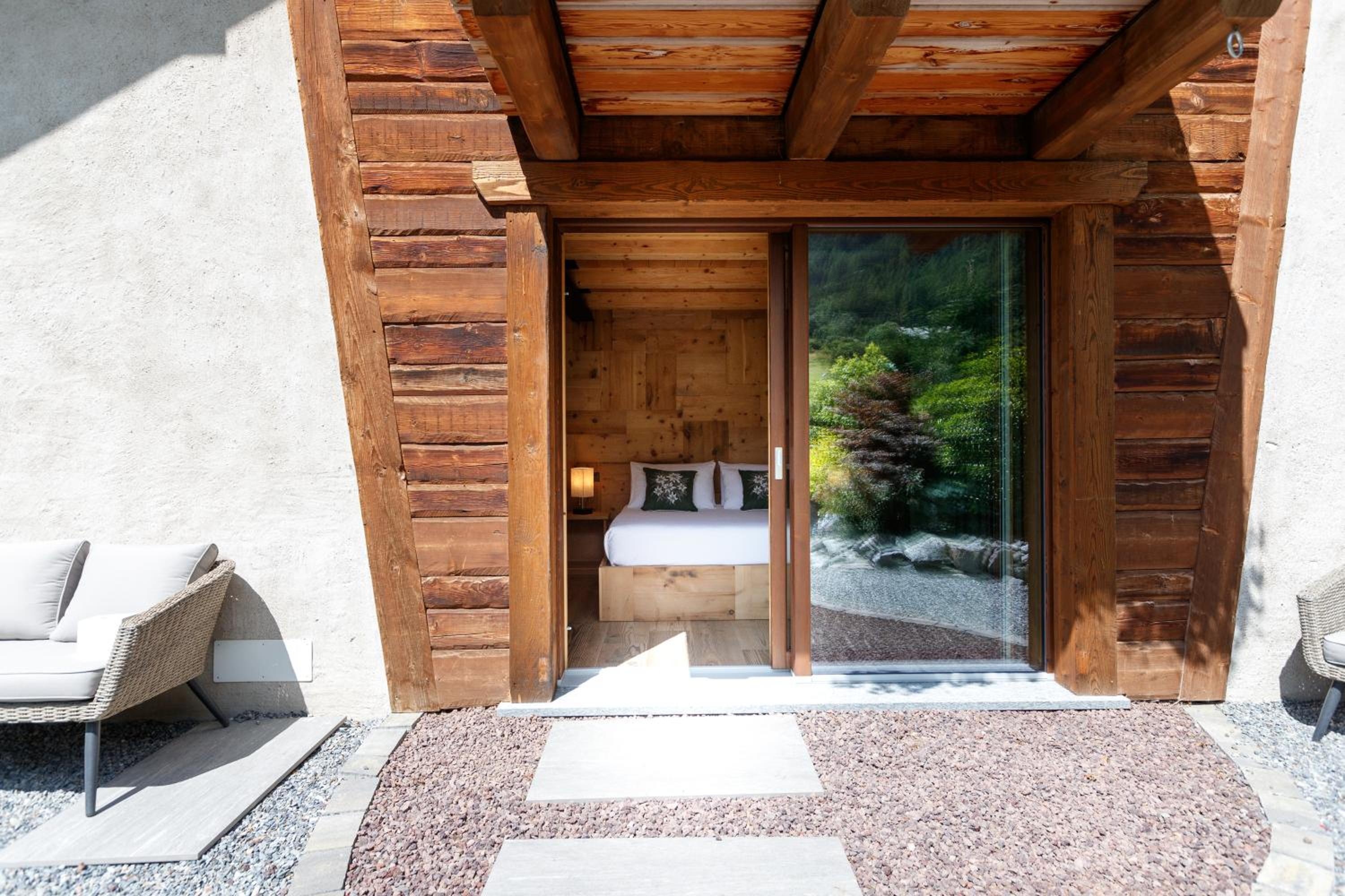 Queen Room with Garden View - Photo 16