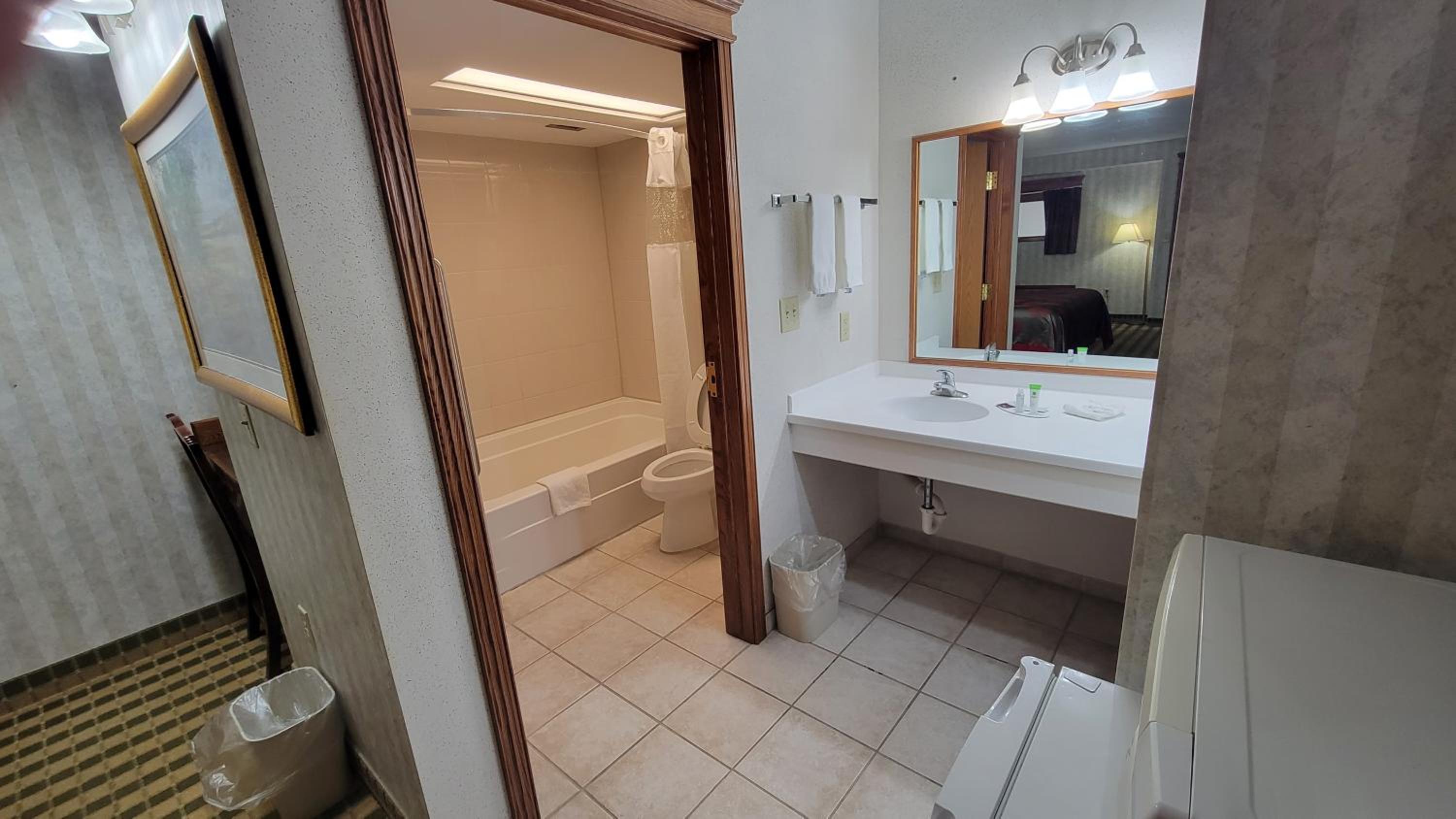 Deluxe King Room - Non-Smoking - Photo 3