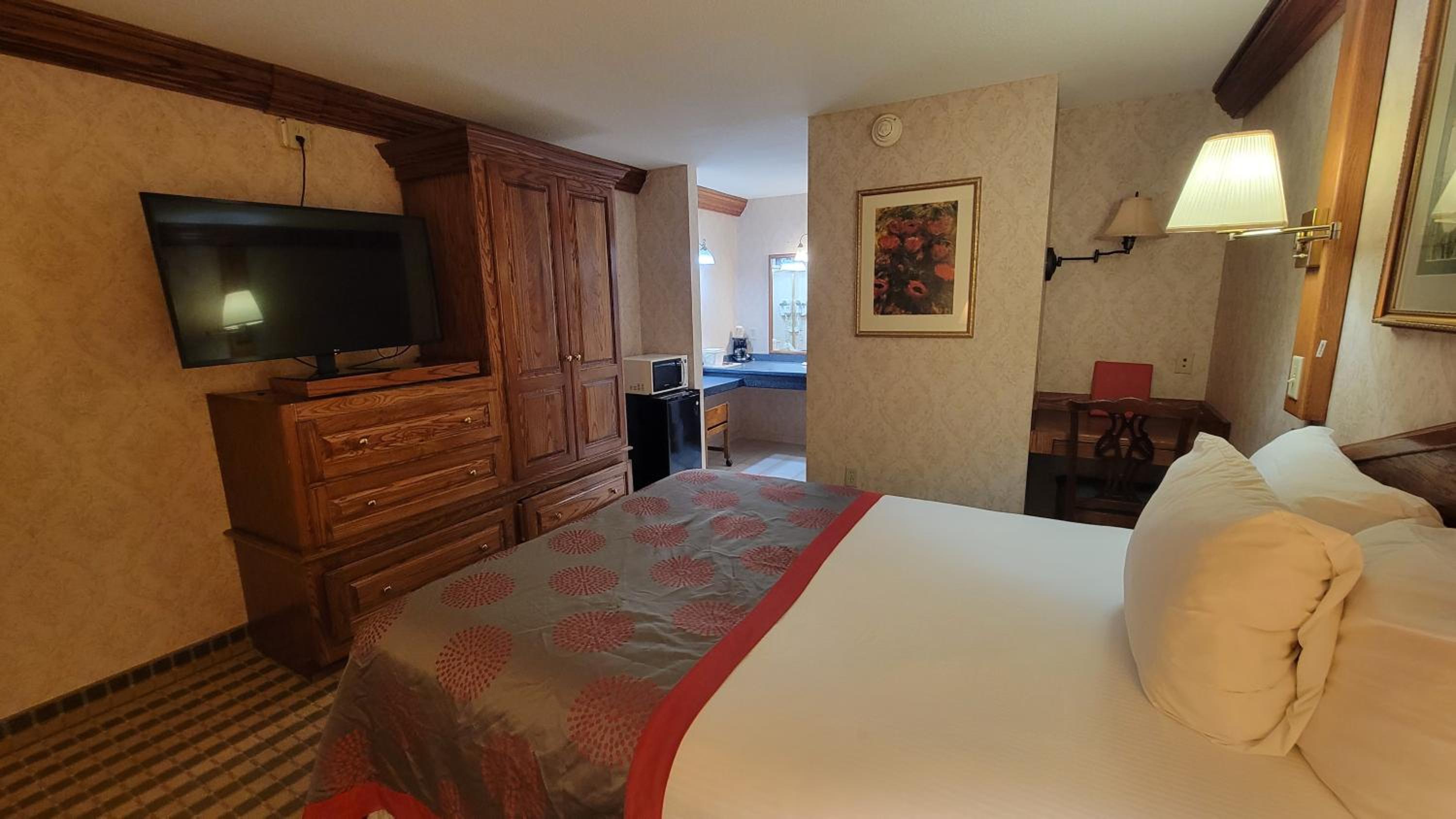 Queen Room - Non-Smoking - Photo 1