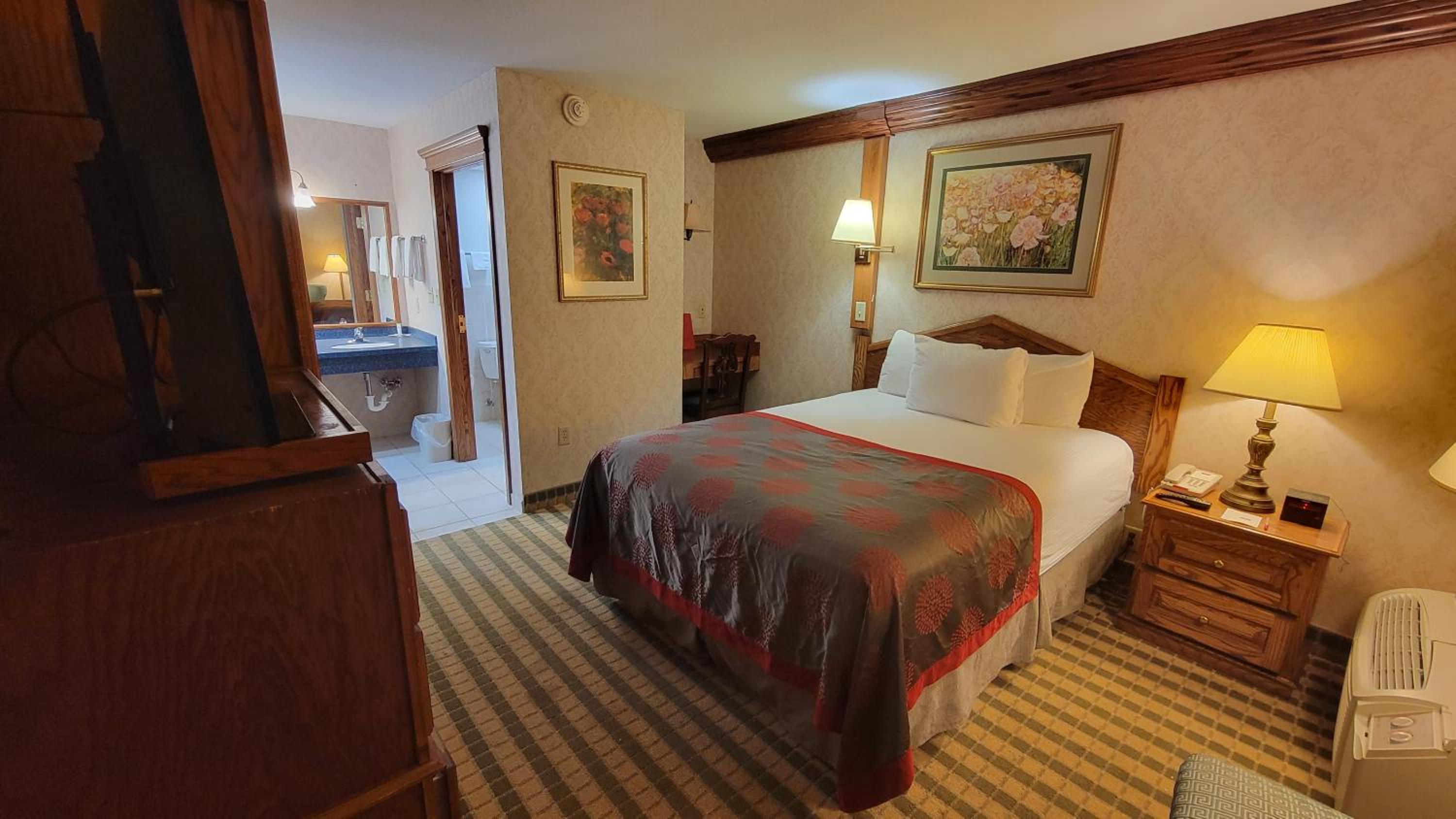 Queen Room - Non-Smoking - Photo 3