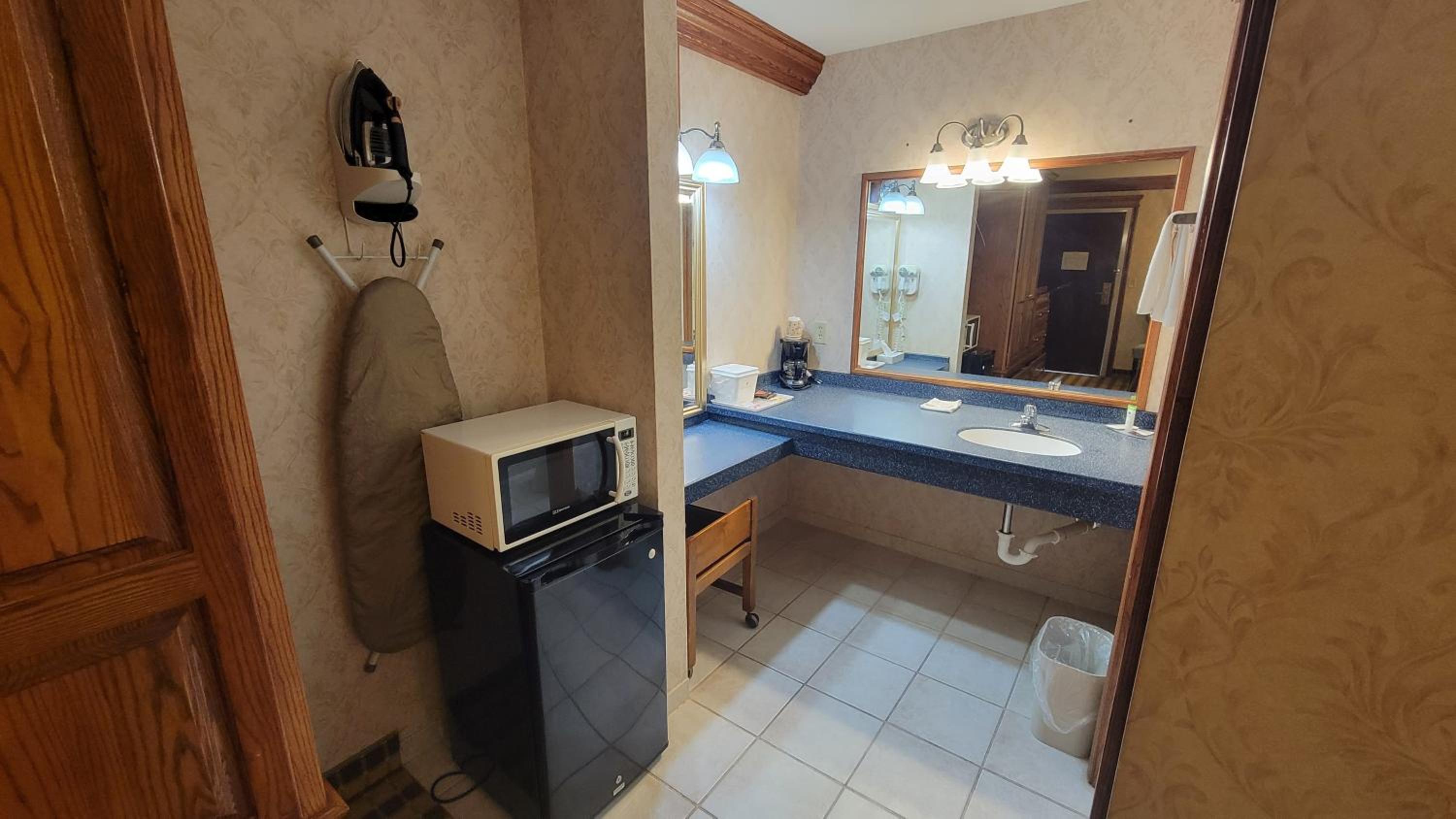 Queen Room - Non-Smoking - Photo 2