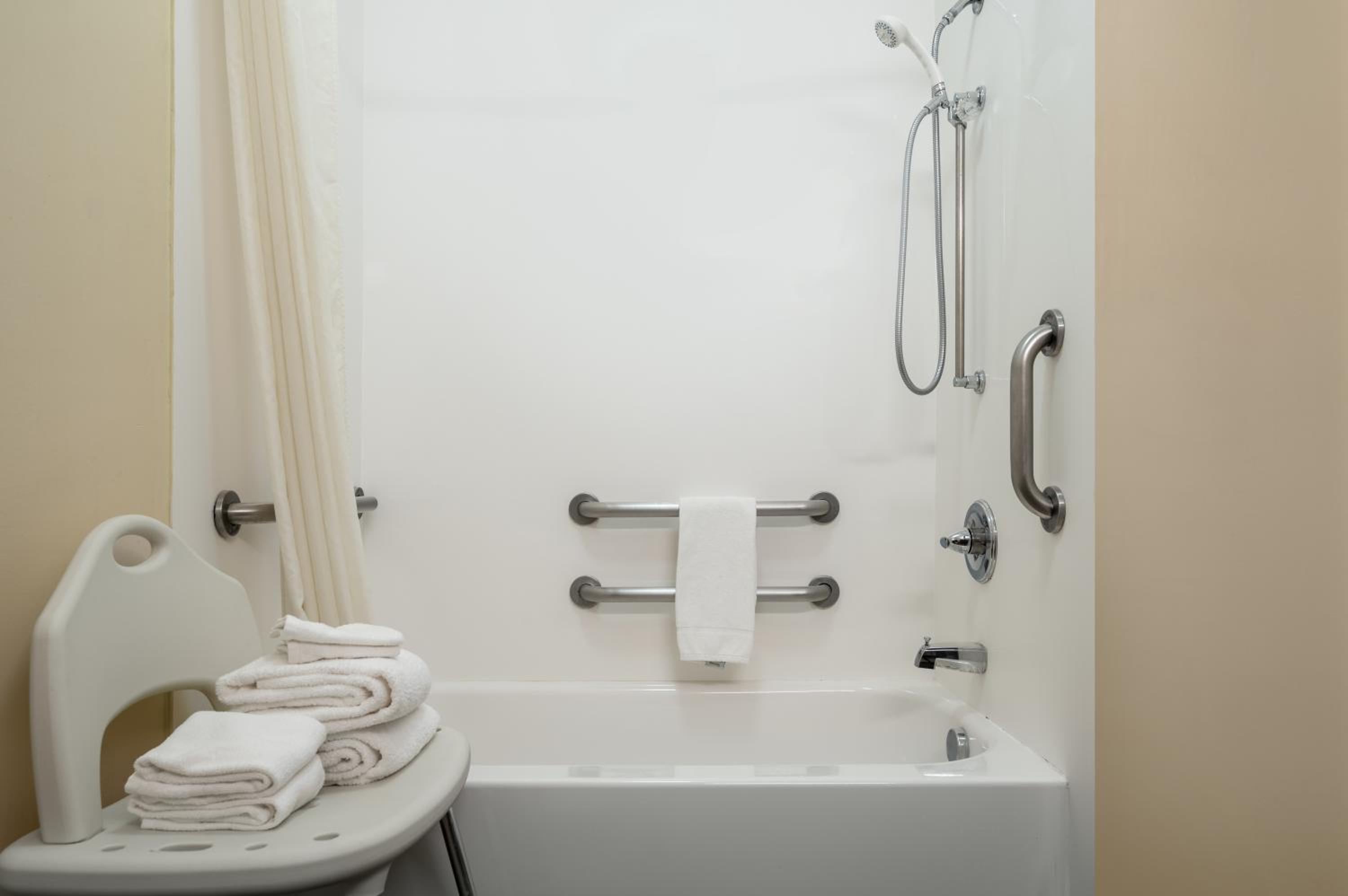 Queen Room - Mobility Access/Non-Smoking - Photo 3