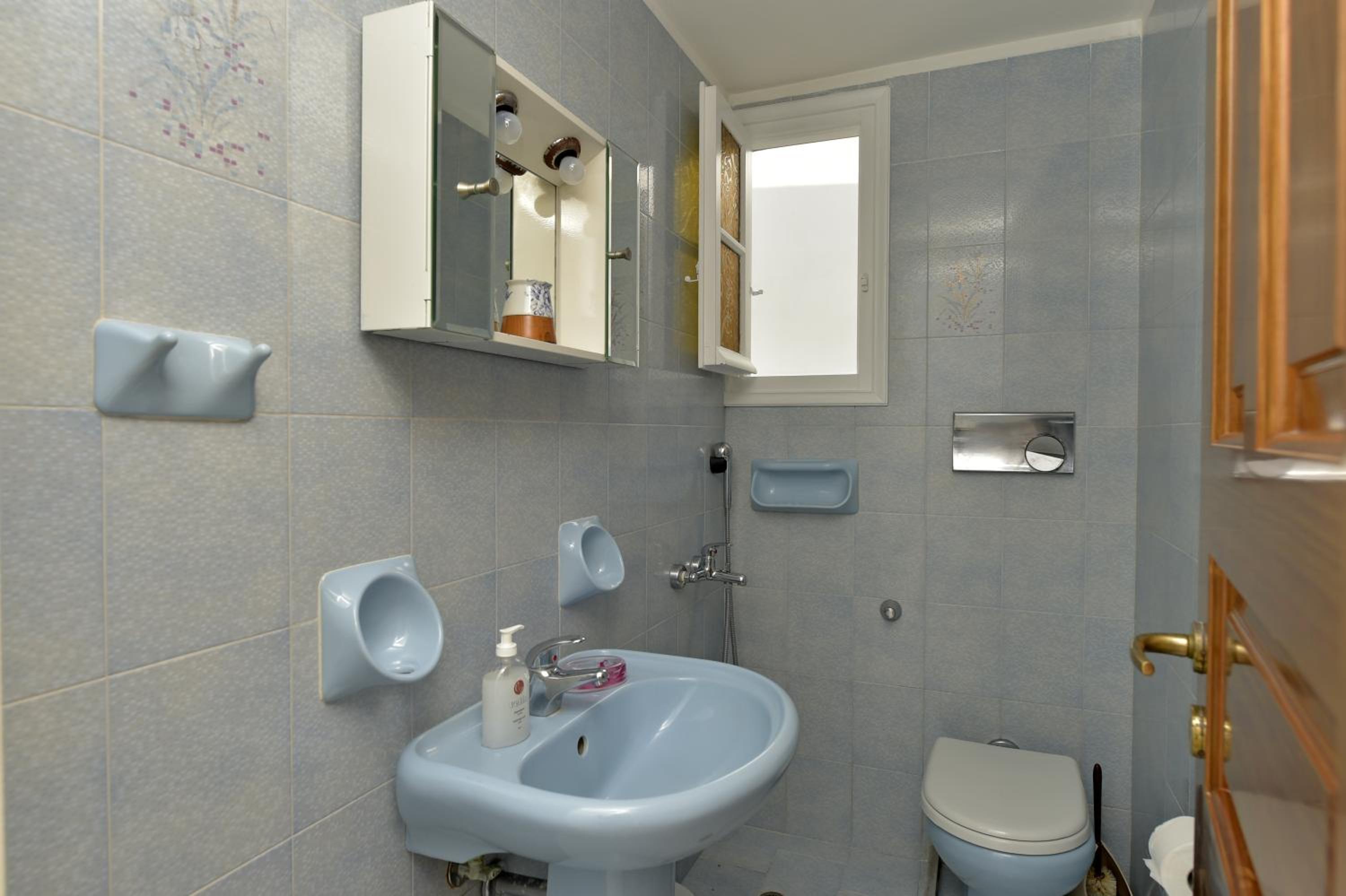 Three-Bedroom Apartment (6 Adults) - Photo 17