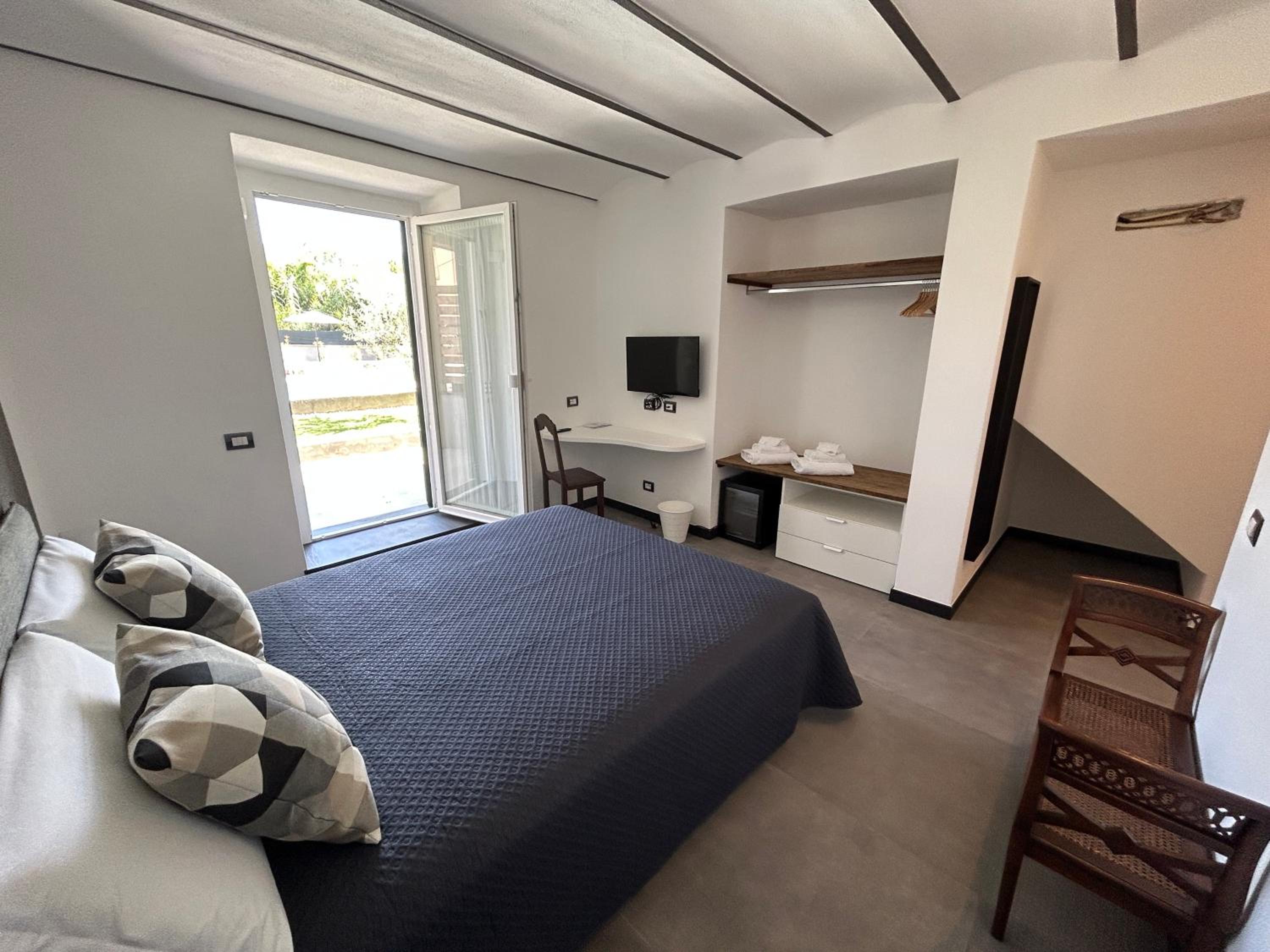 Queen Room with Pool View photo 2