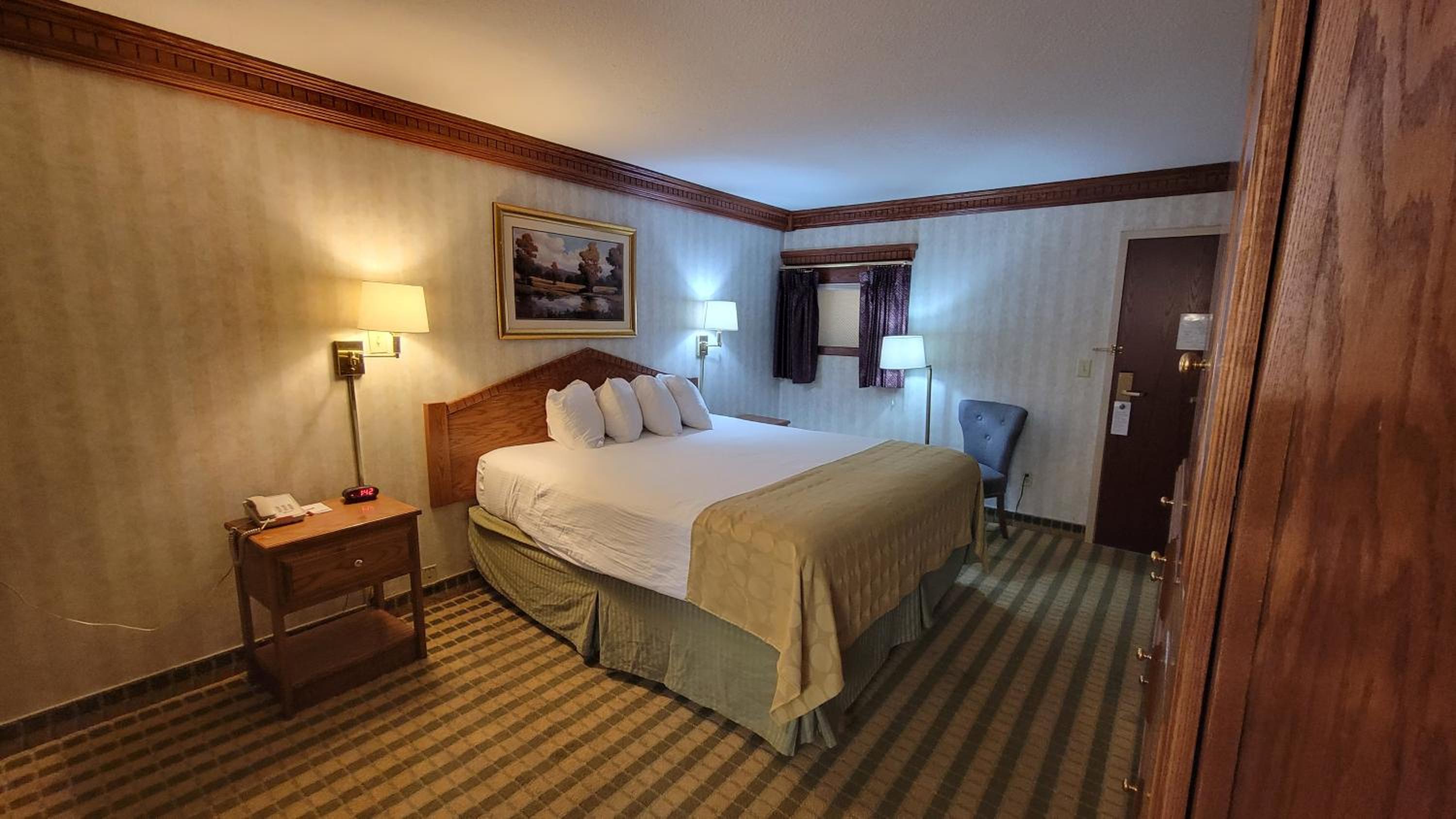 King Room - Non-Smoking - Photo 4