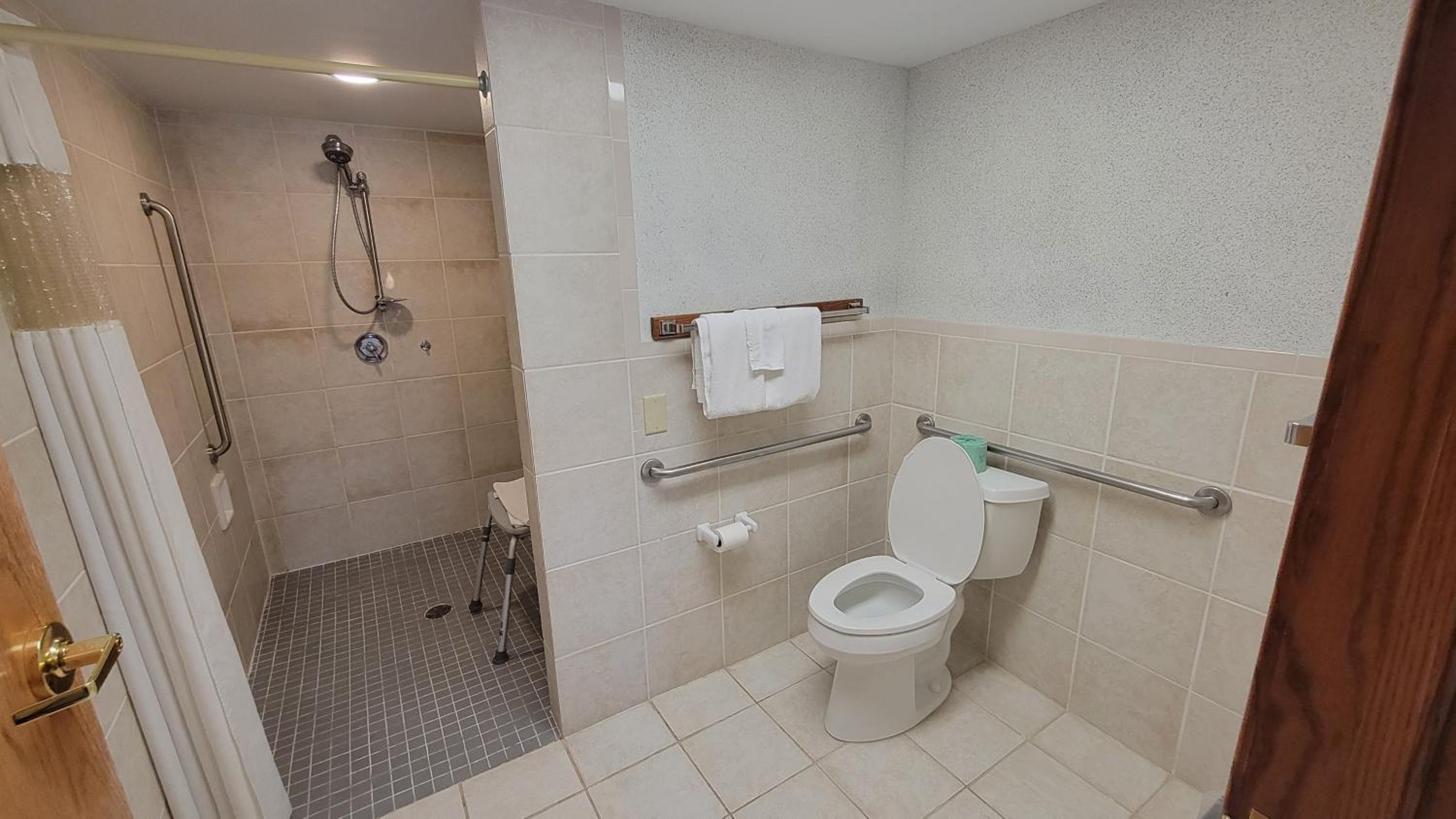 Queen Room - Mobility Access/Non-Smoking - Photo 4