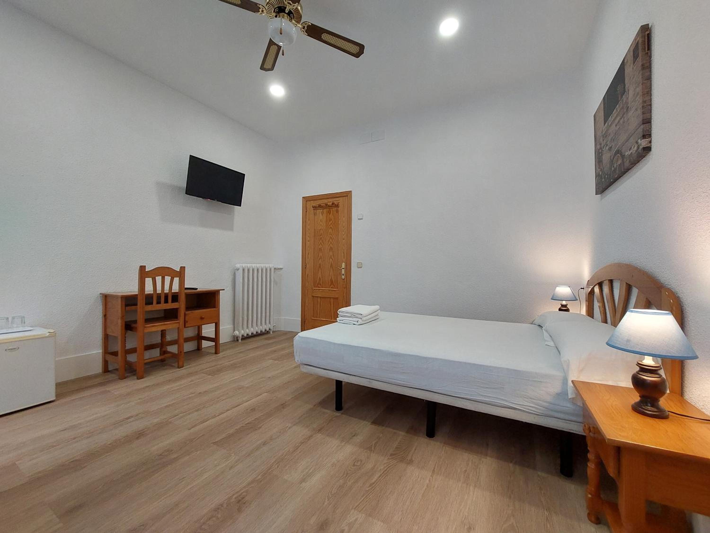 Double Room with Private Bathroom - Photo 4