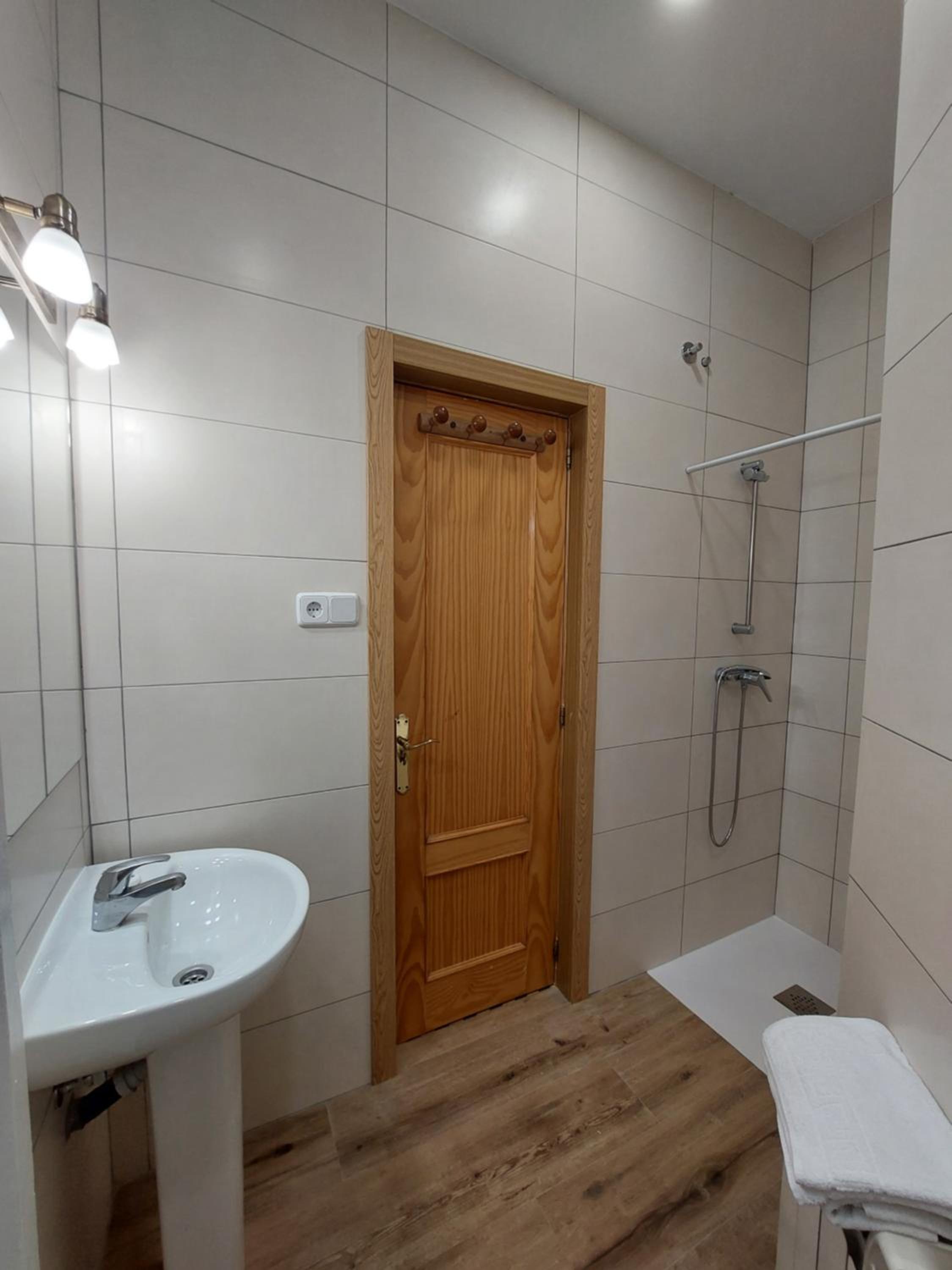 Double Room with Private Bathroom - Photo 5