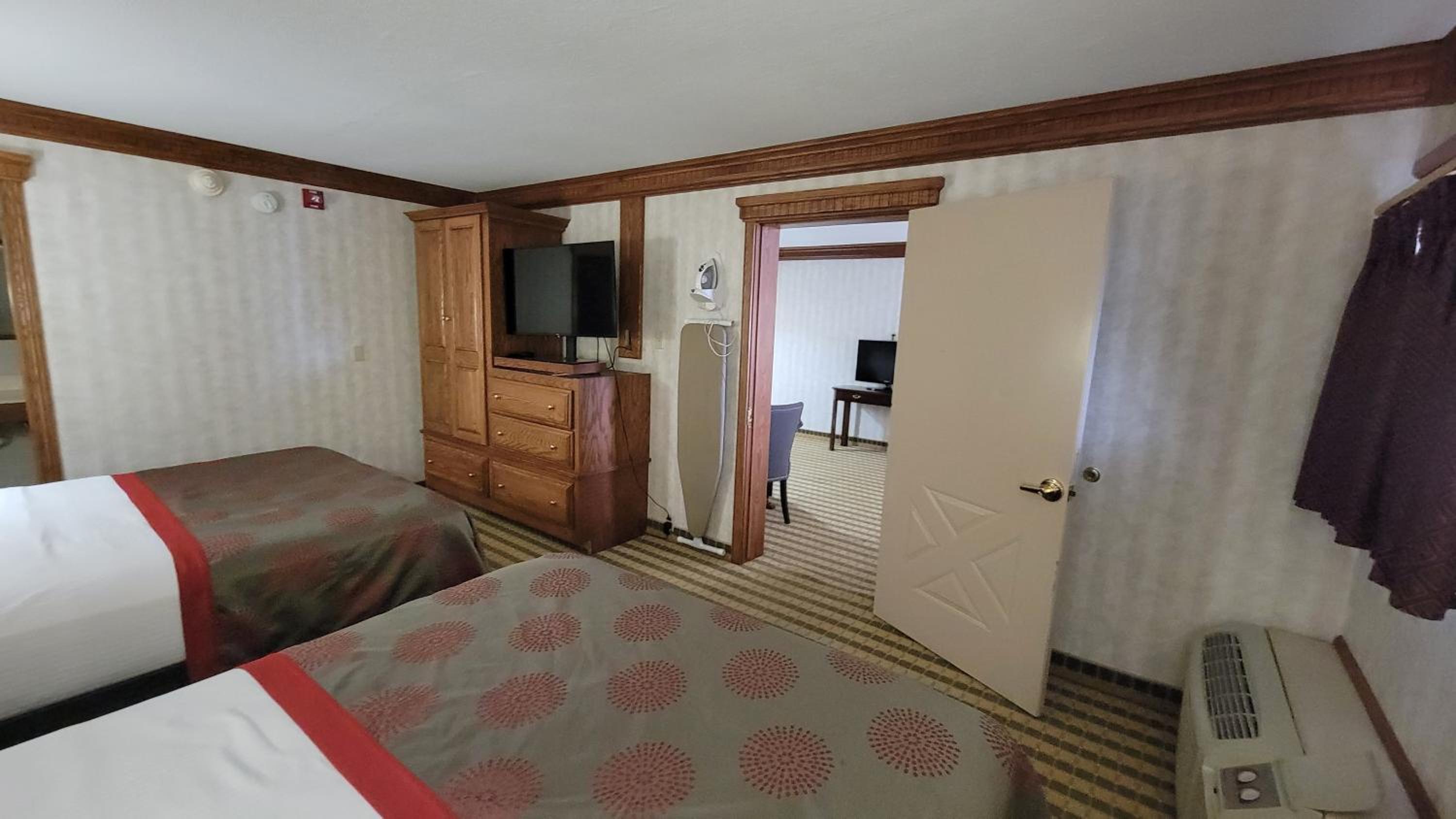 Studio with Two Queen Beds - Non-Smoking - Photo 5