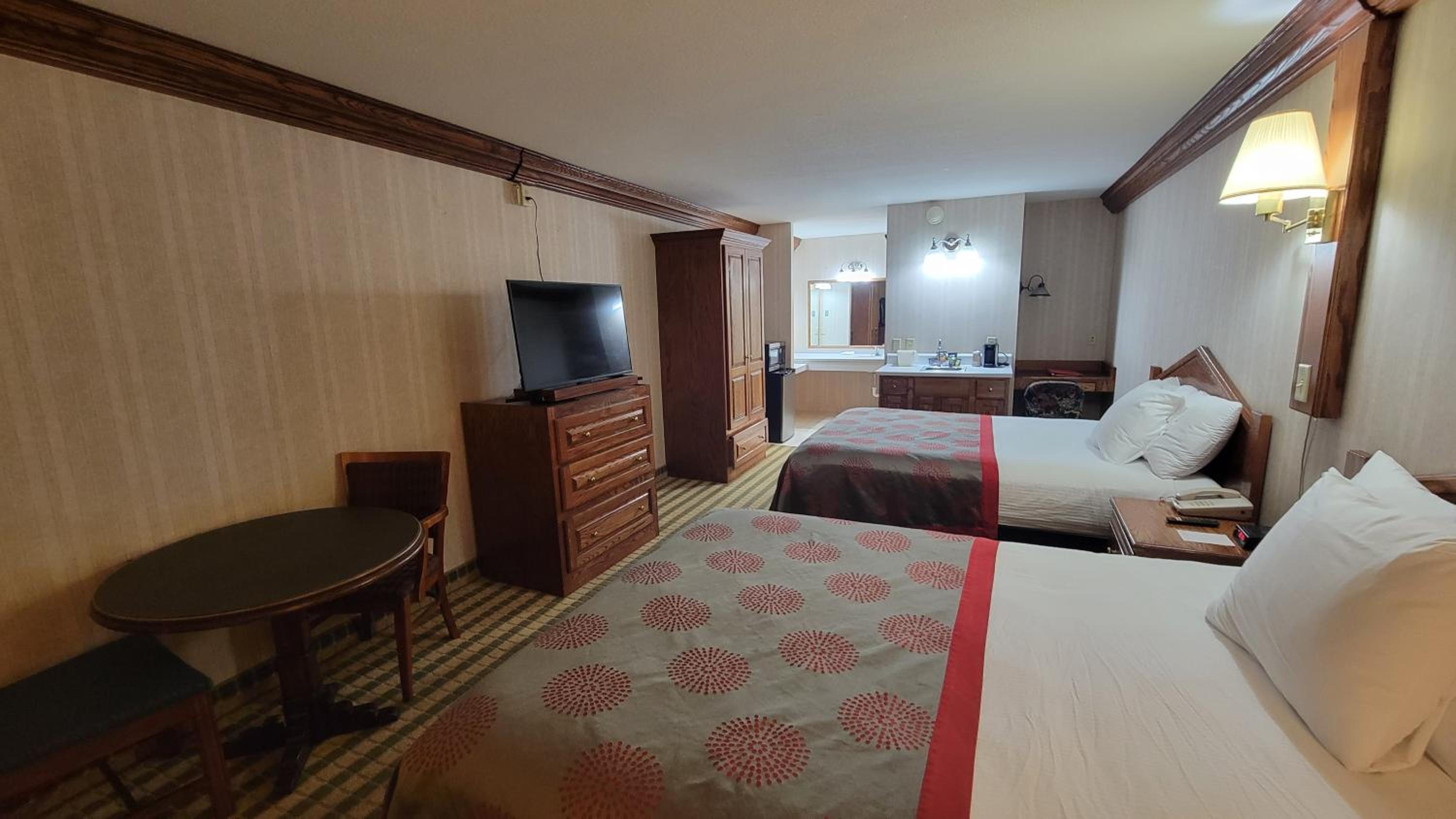 Queen Room with Two Queen Beds - Non-Smoking - Photo 4