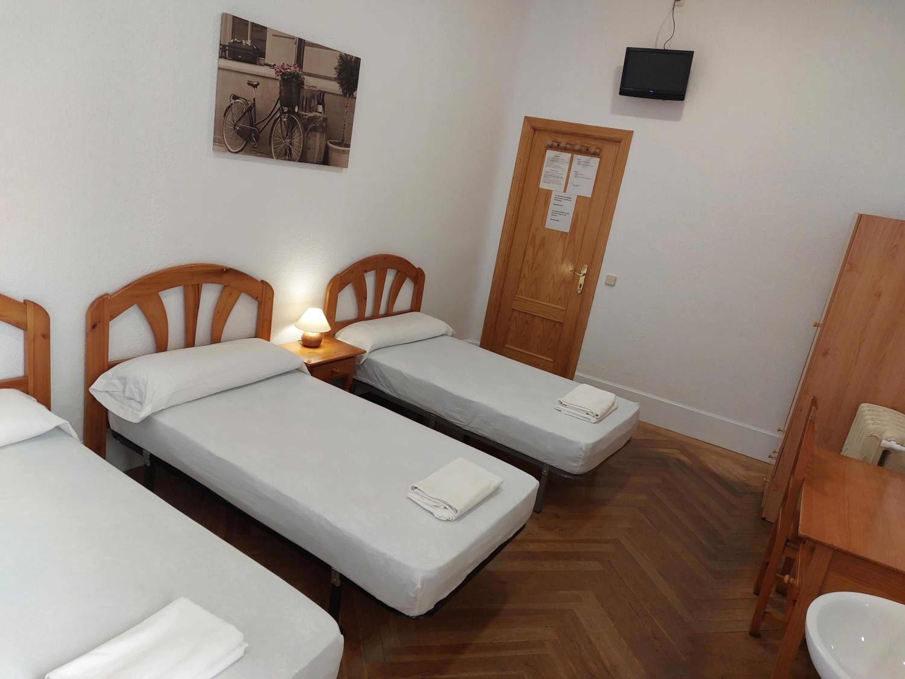 Habitación Triple Básica con Baño Compartido