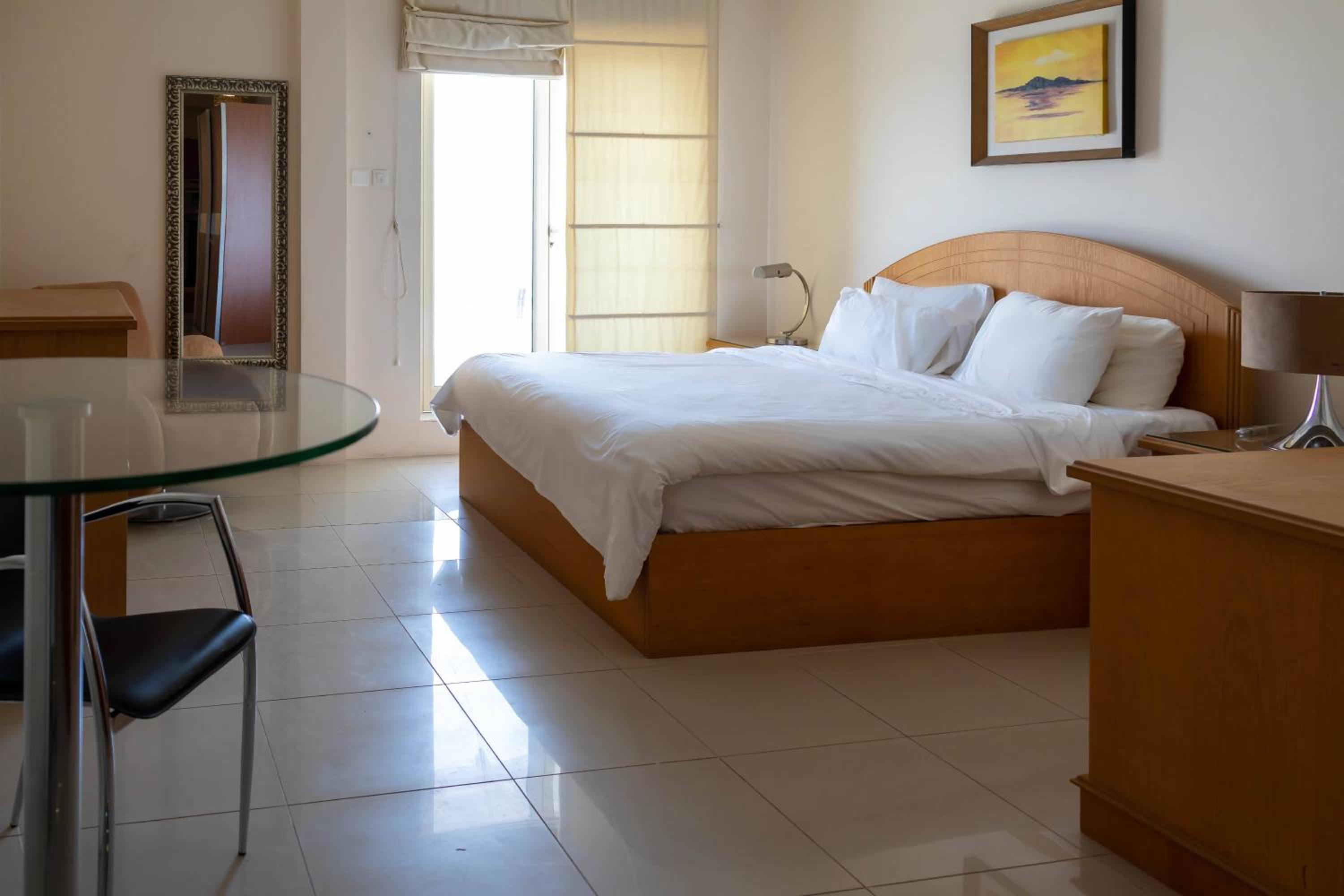 One-Bedroom Suite - Photo 6
