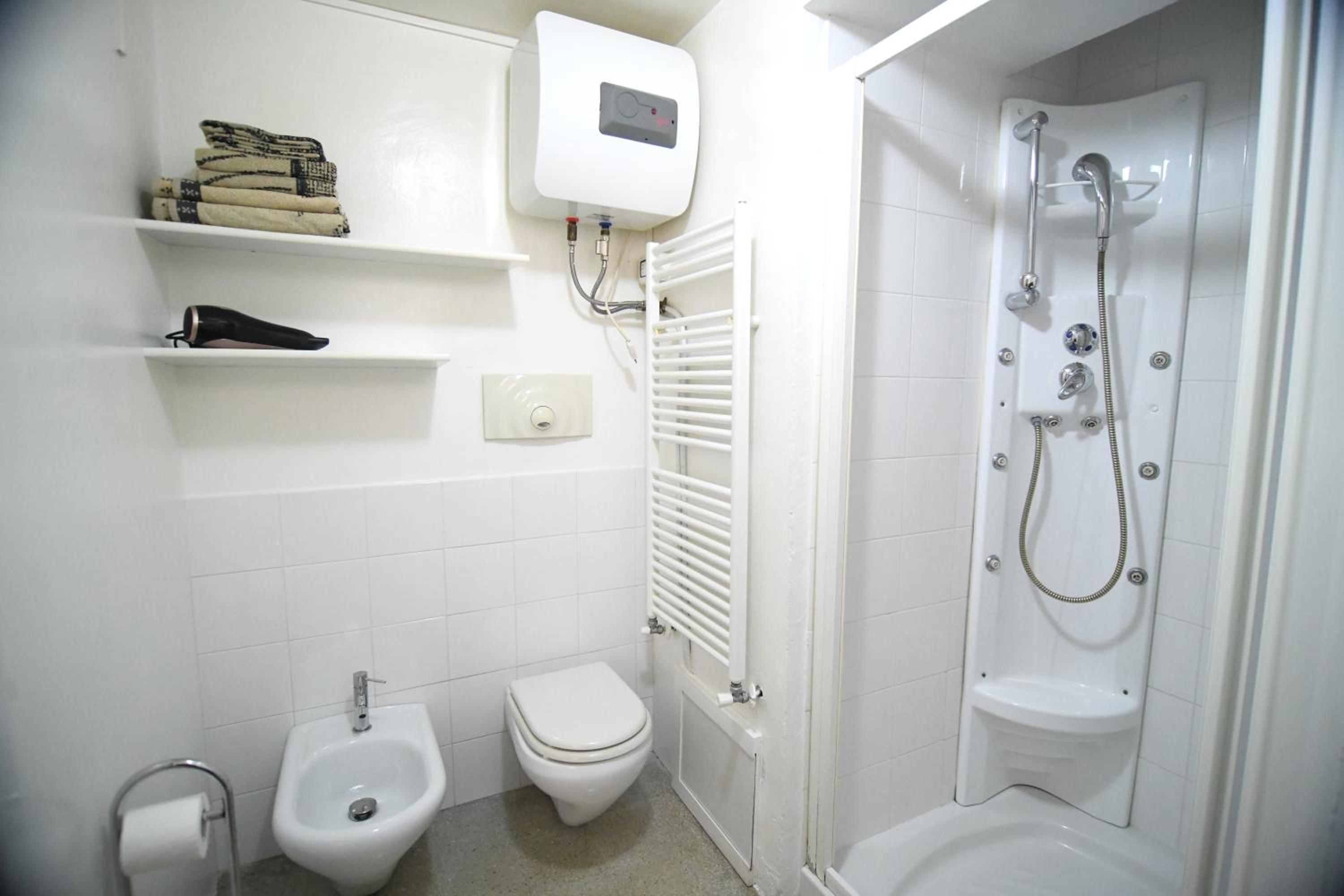 Double Room with Private Bathroom - Photo 2