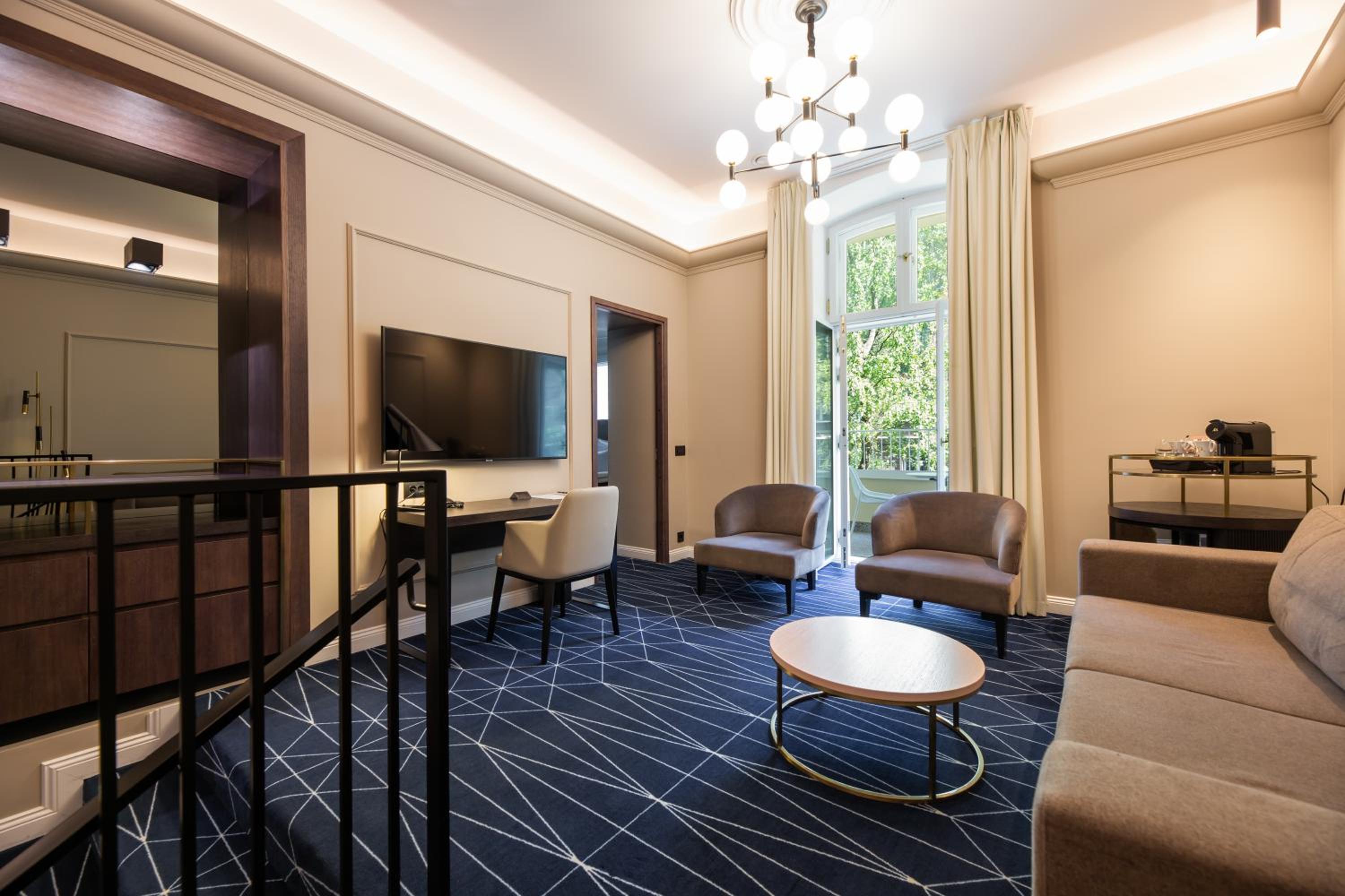 Superior Suite with One Double Bed and Balcony - Photo 4