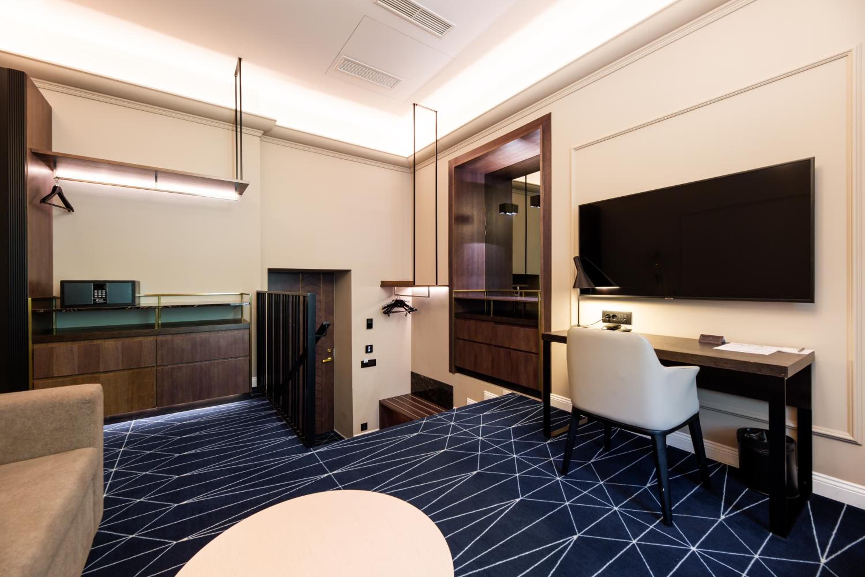 Superior Suite with One Double Bed and Balcony - Photo 5