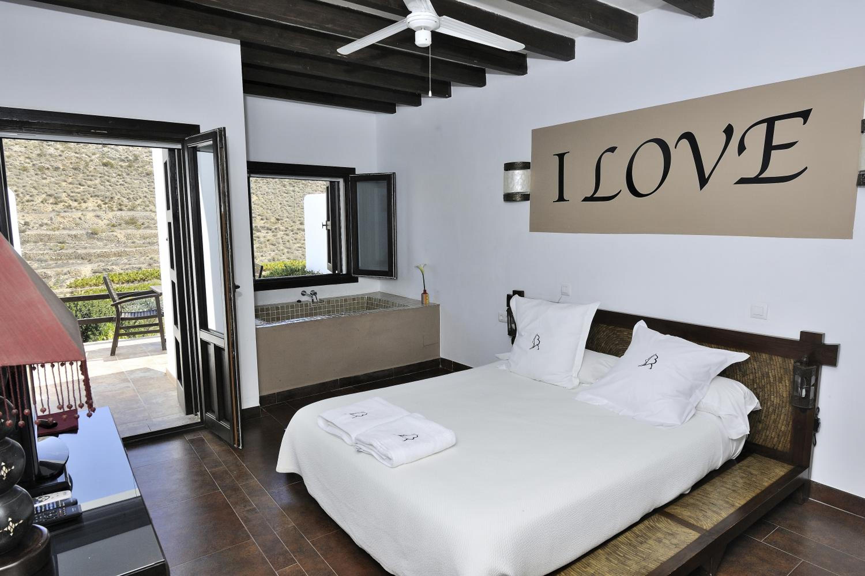Double Room with Spa Bath - Photo 7