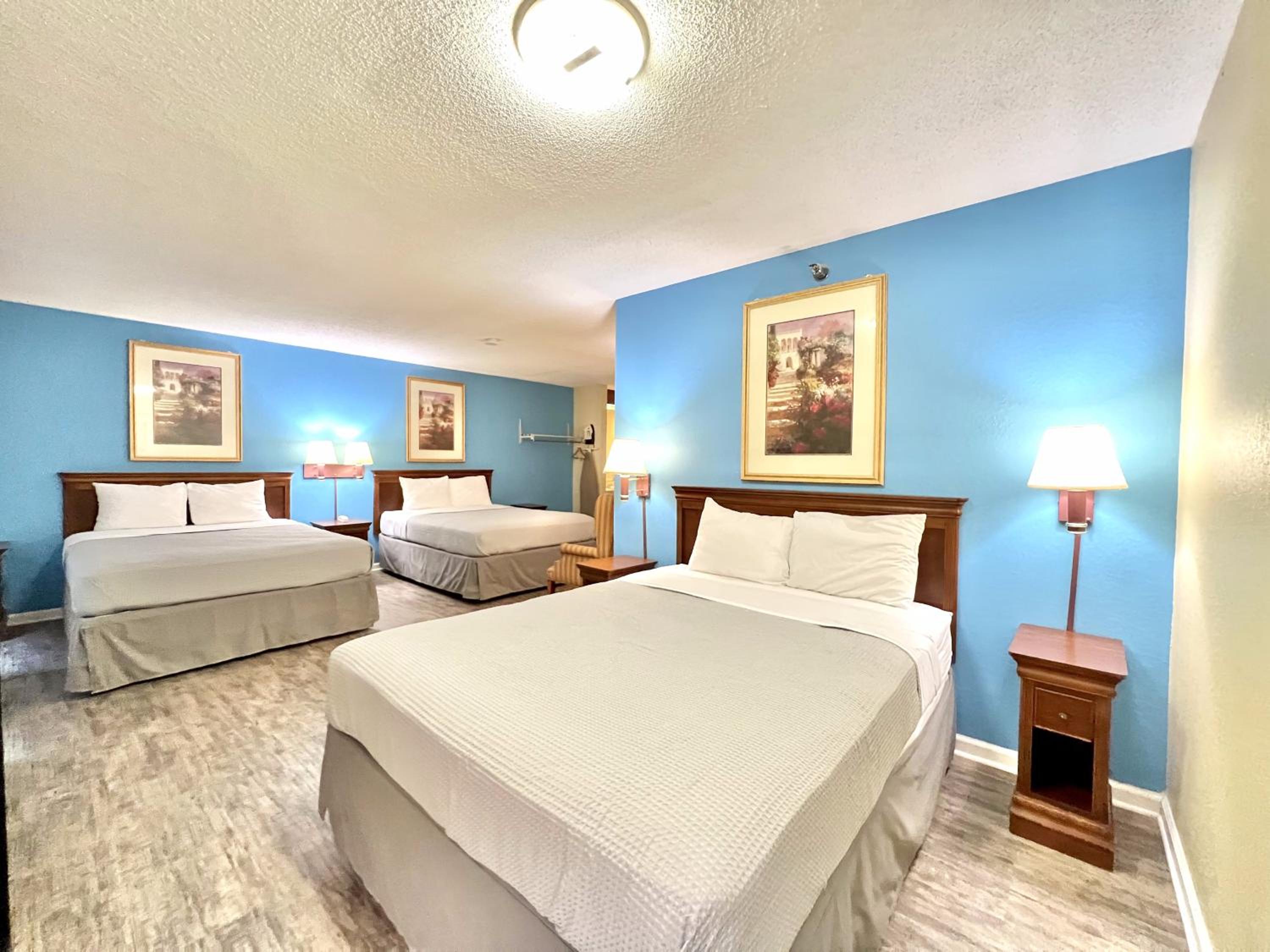 Deluxe Queen Suite photo 3